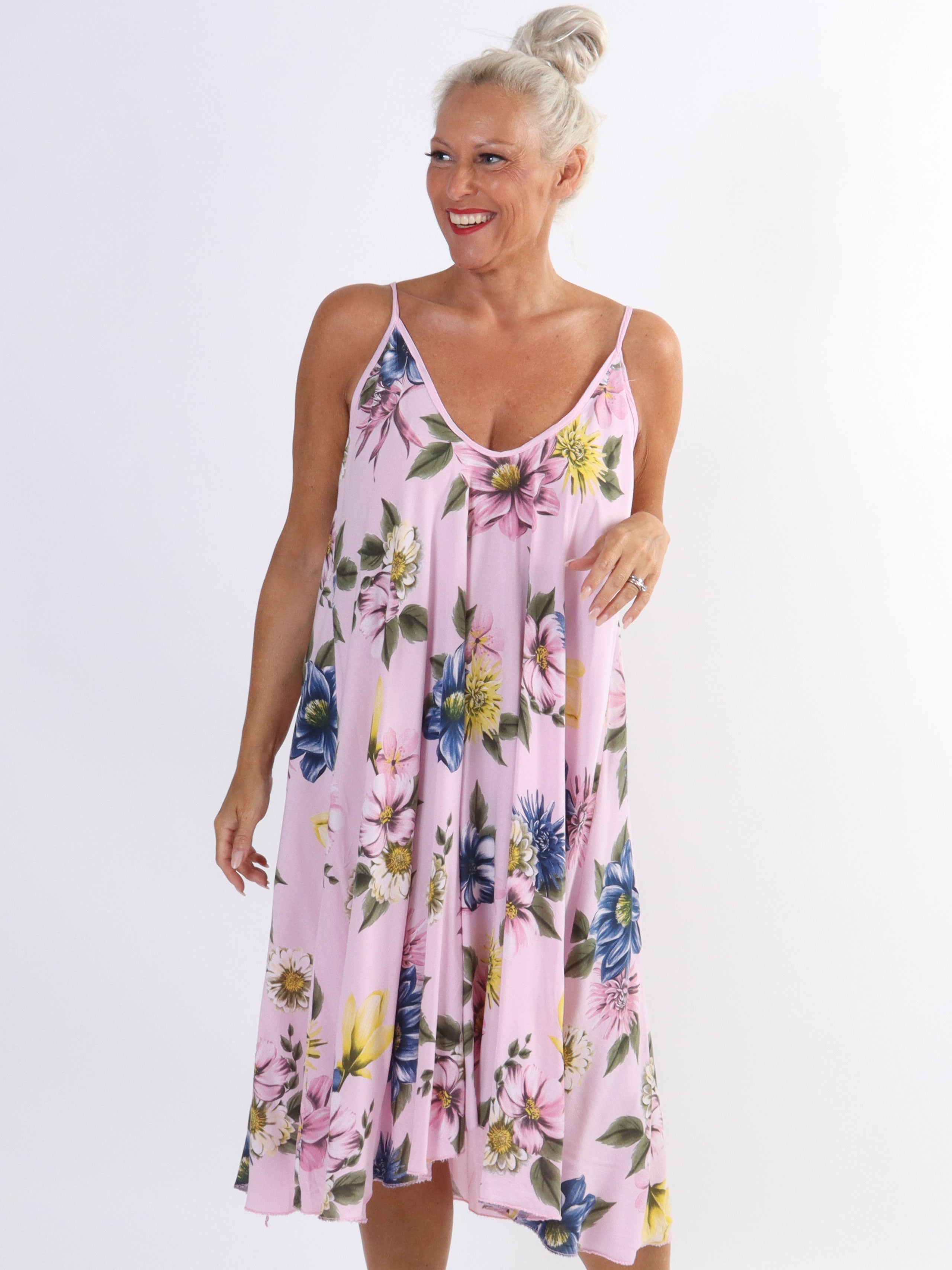 Maddie Flower - Söt klänning med axelband och blommönster i stora storlekar