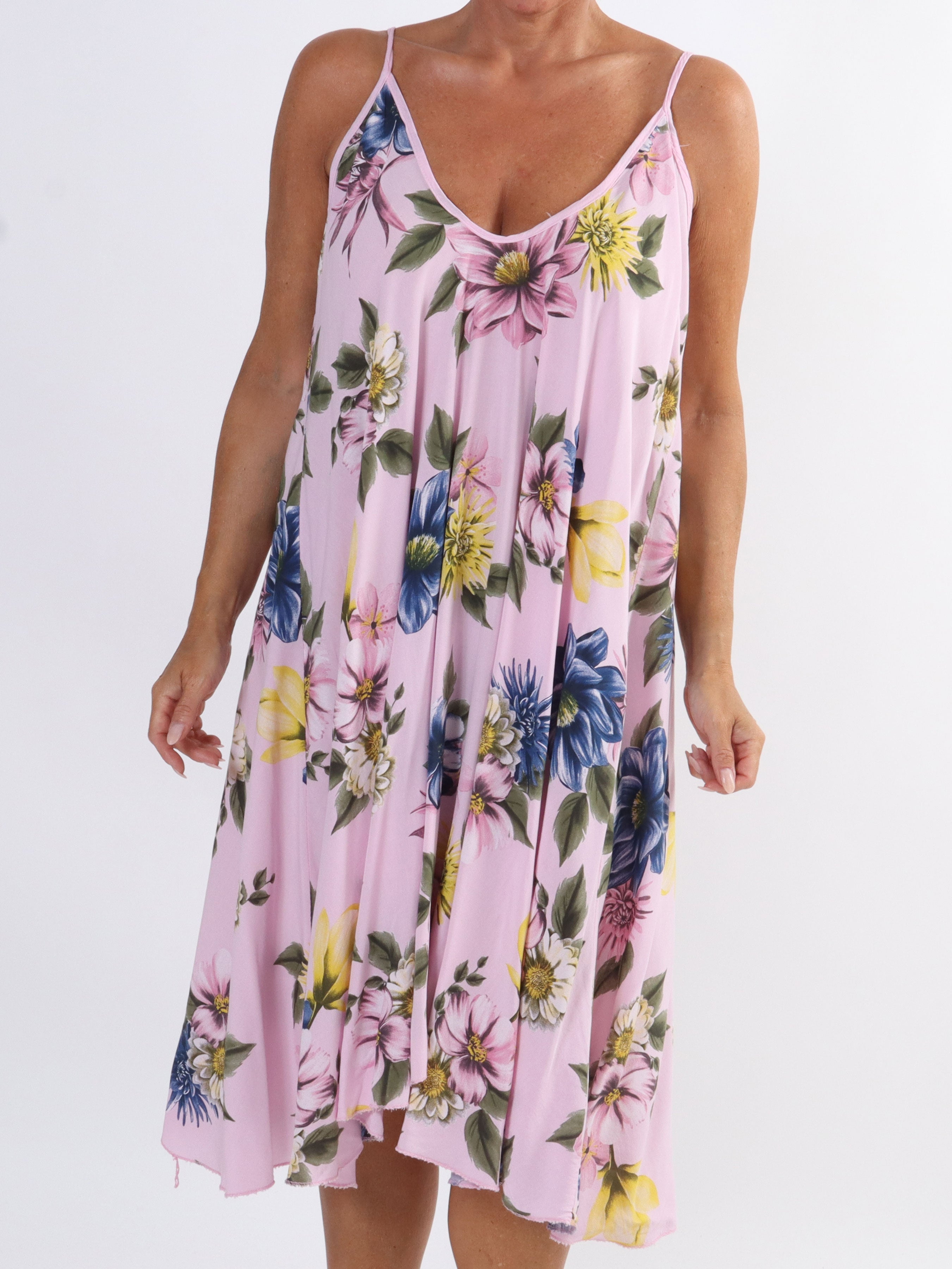 Maddie Flower - Söt klänning med axelband och blommönster i stora storlekar