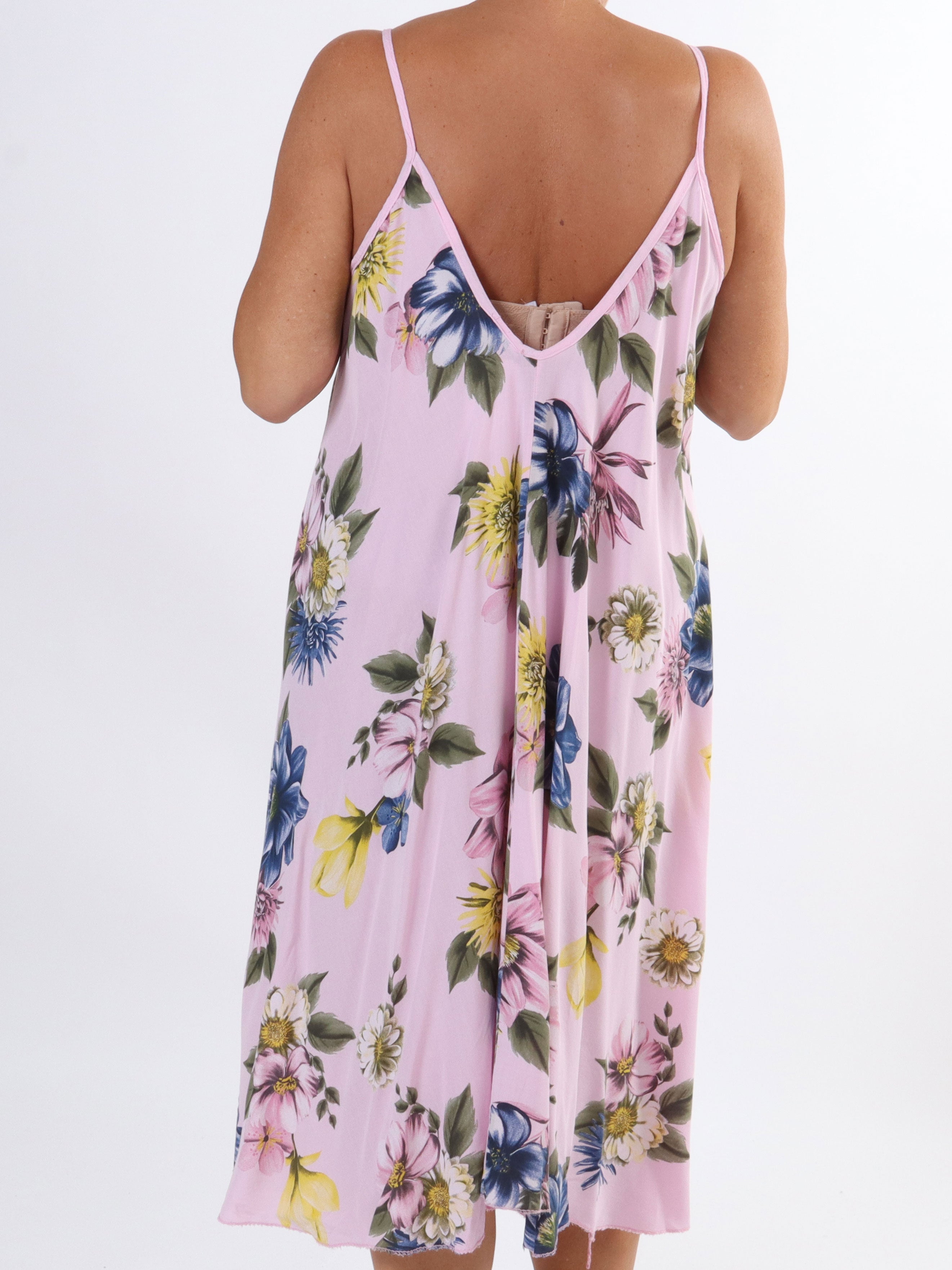 Maddie Flower - Söt klänning med axelband och blommönster i stora storlekar