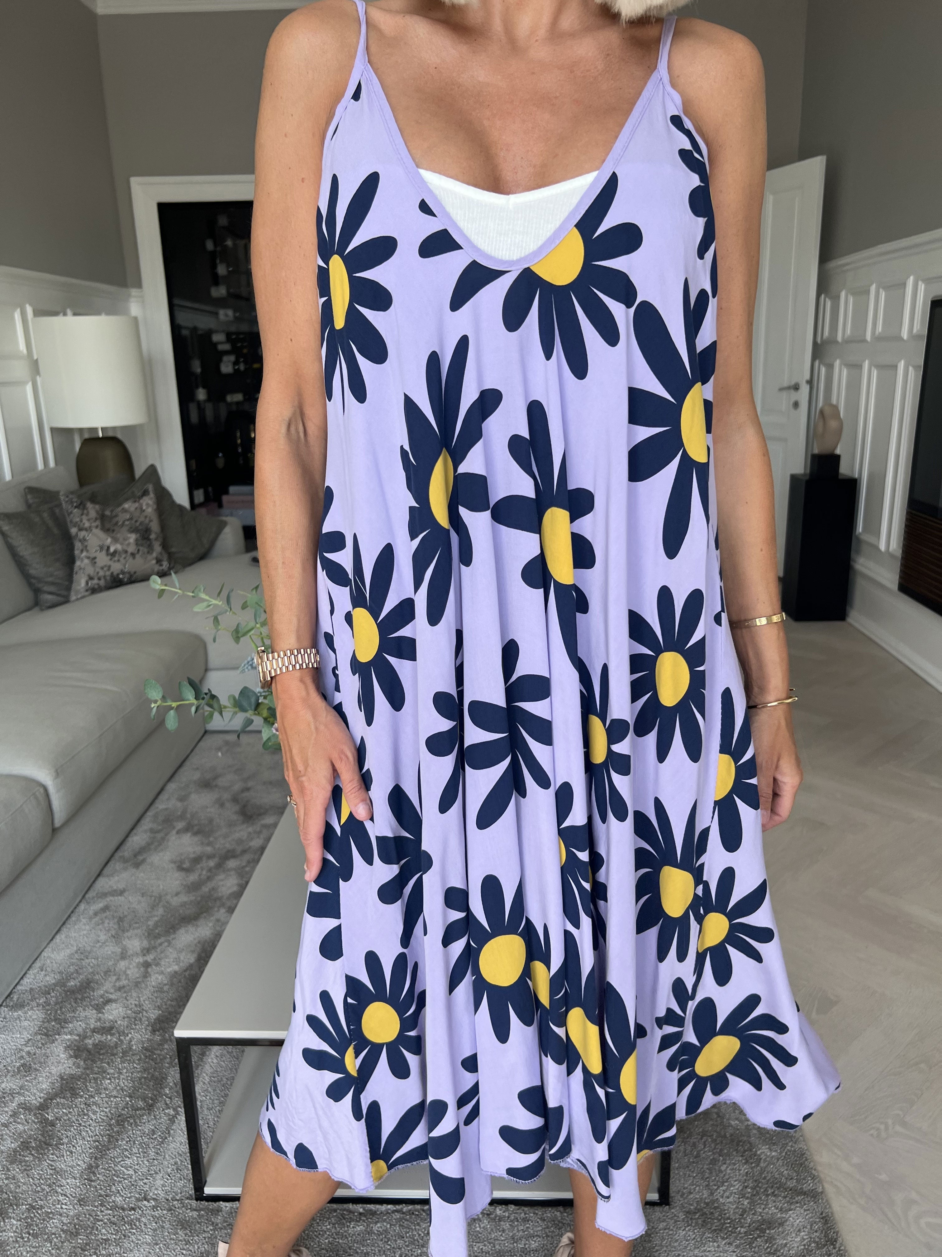 Maddie Sunflower - Söt klänning med band och blommönster