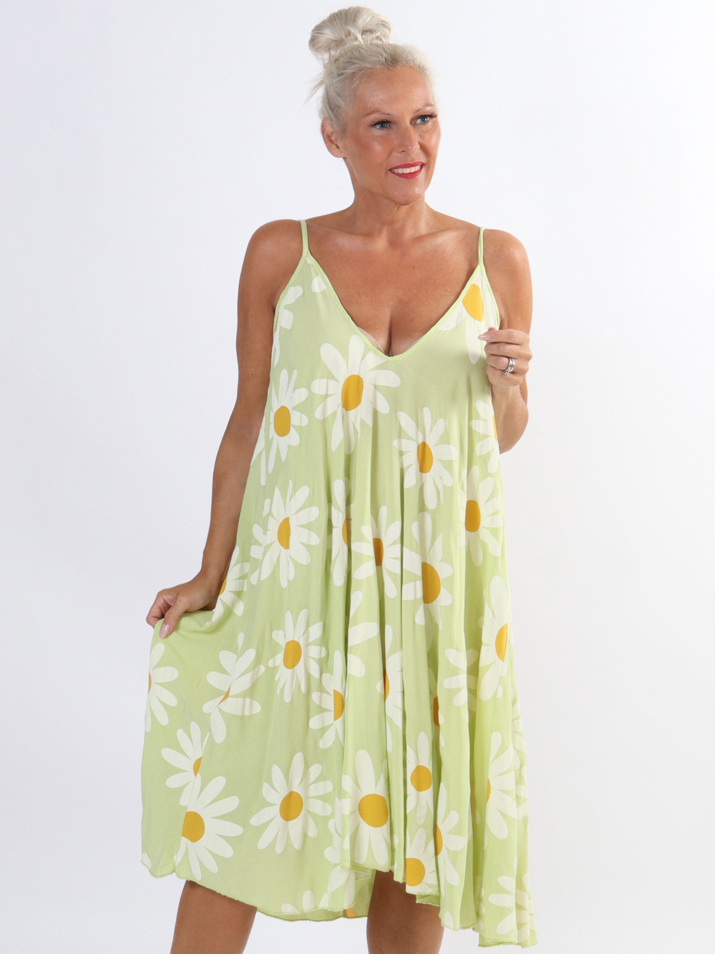Maddie Sunflower - Söt klänning i plus size med blomstermotiv - Dusty green