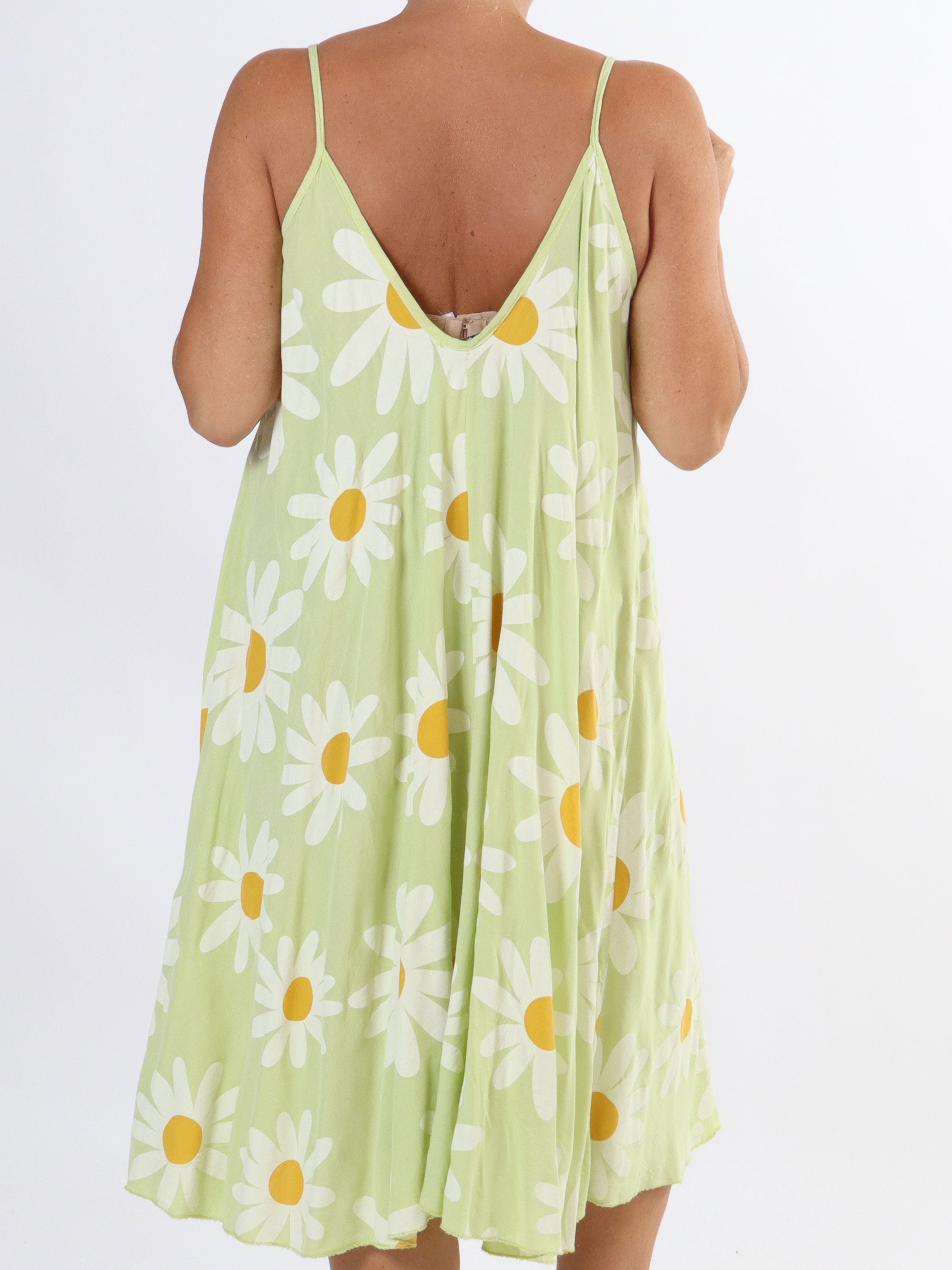 Maddie Sunflower - Söt klänning i plus size med blomstermotiv