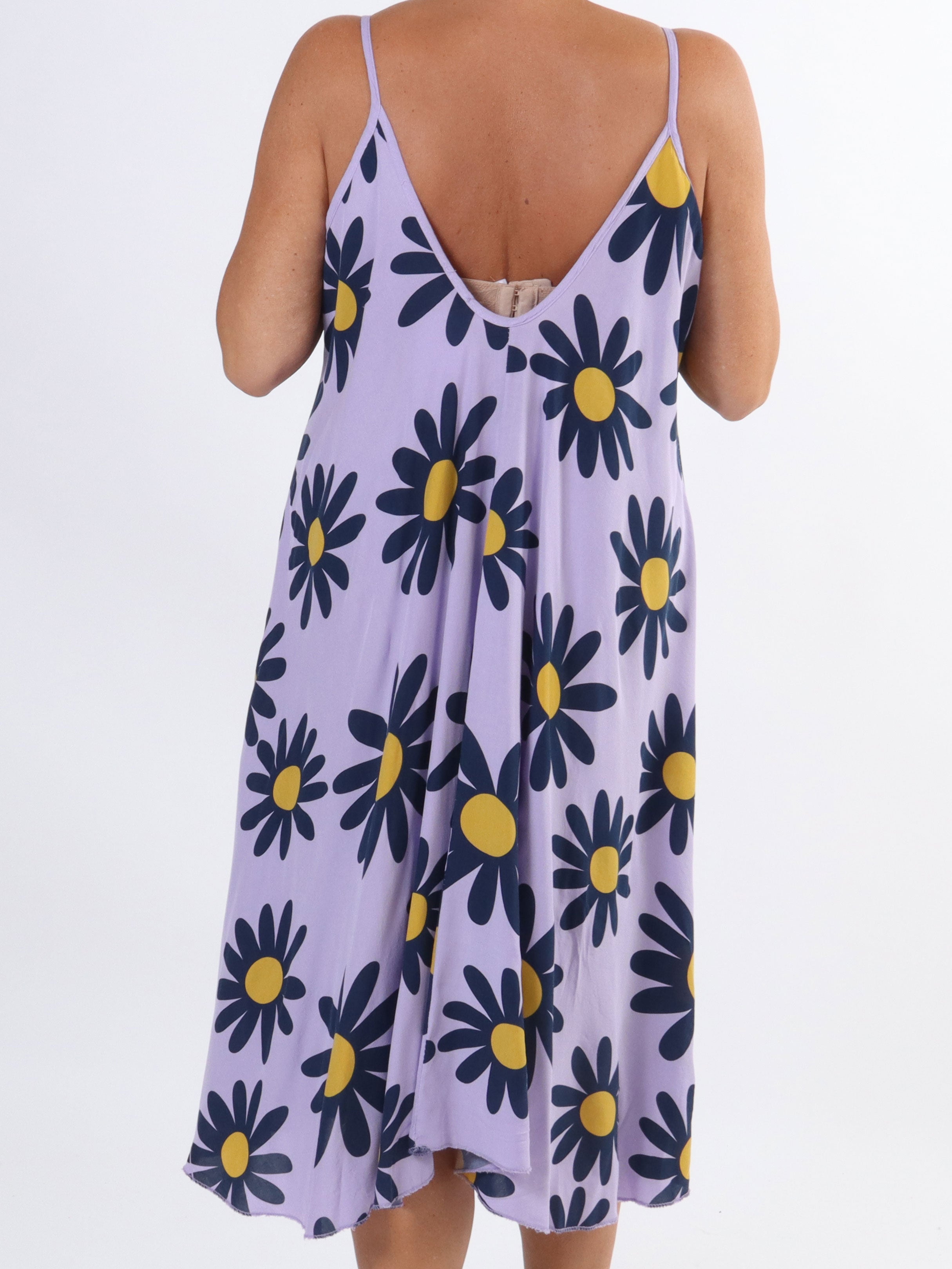 Maddie Sunflower - Söt klänning i plus size med blomstermotiv