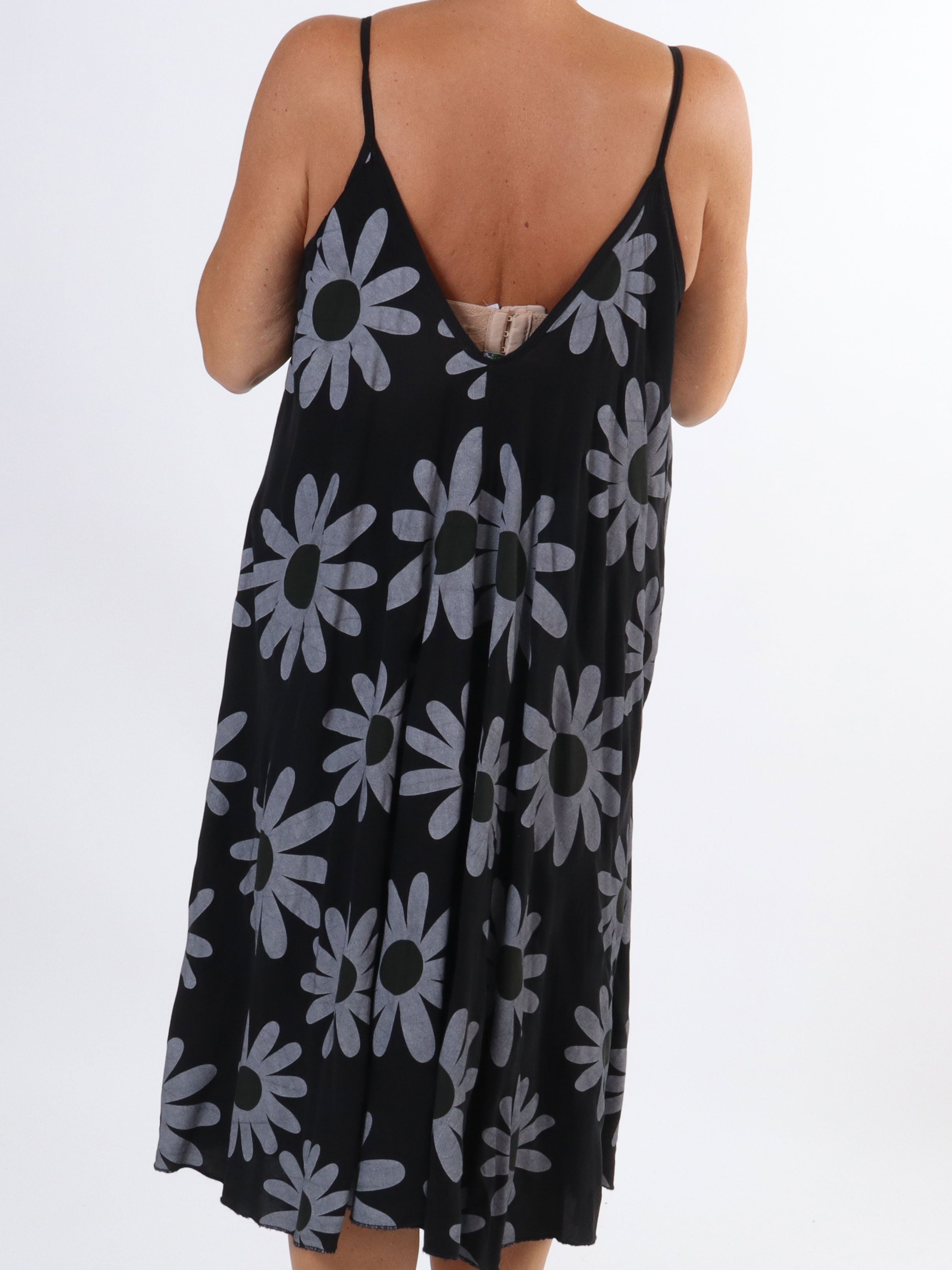 Maddie Sunflower - Söt klänning i plus size med blomstermotiv