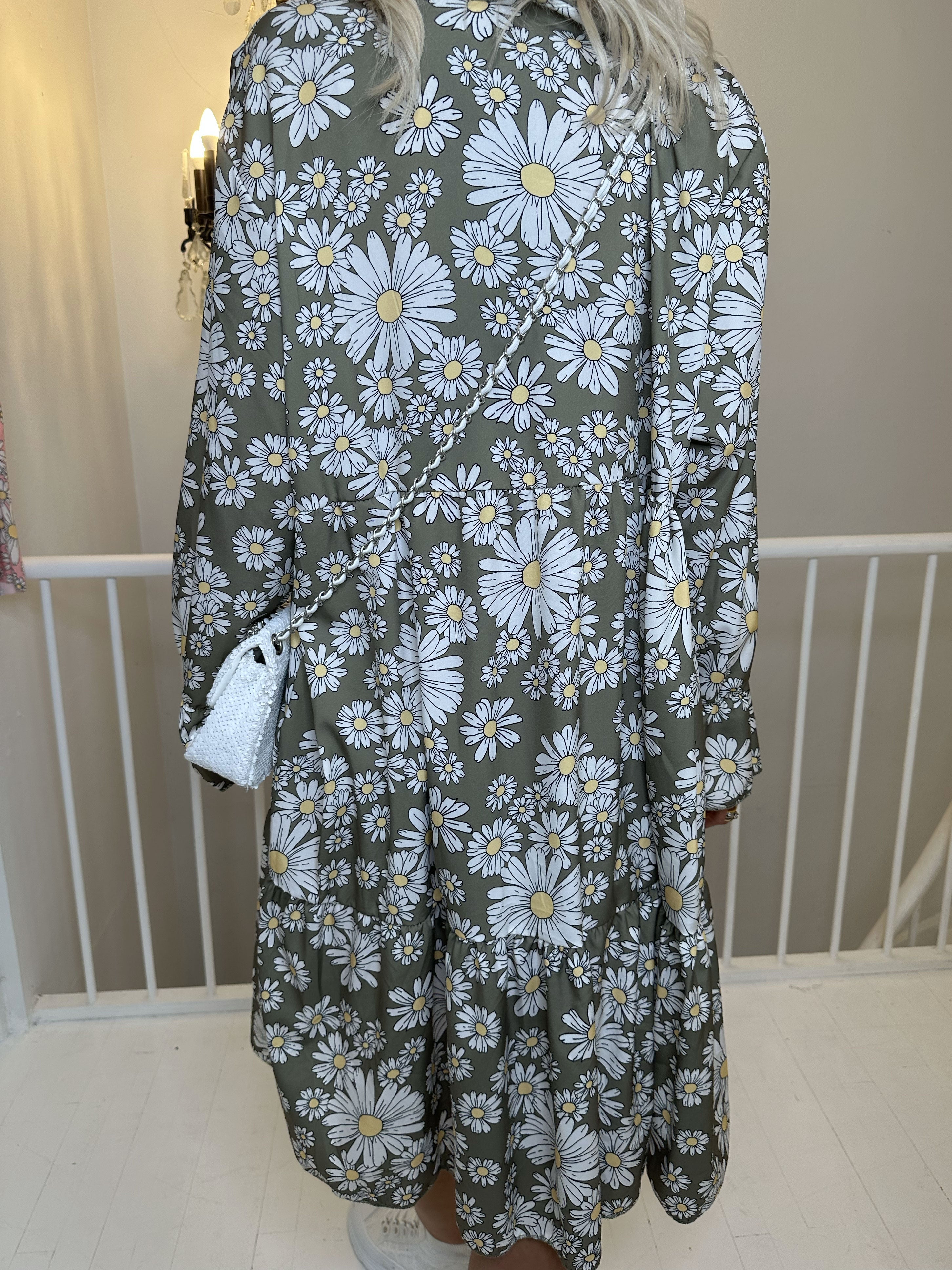 Marguerit - Söt klänning med fint margueritmönster