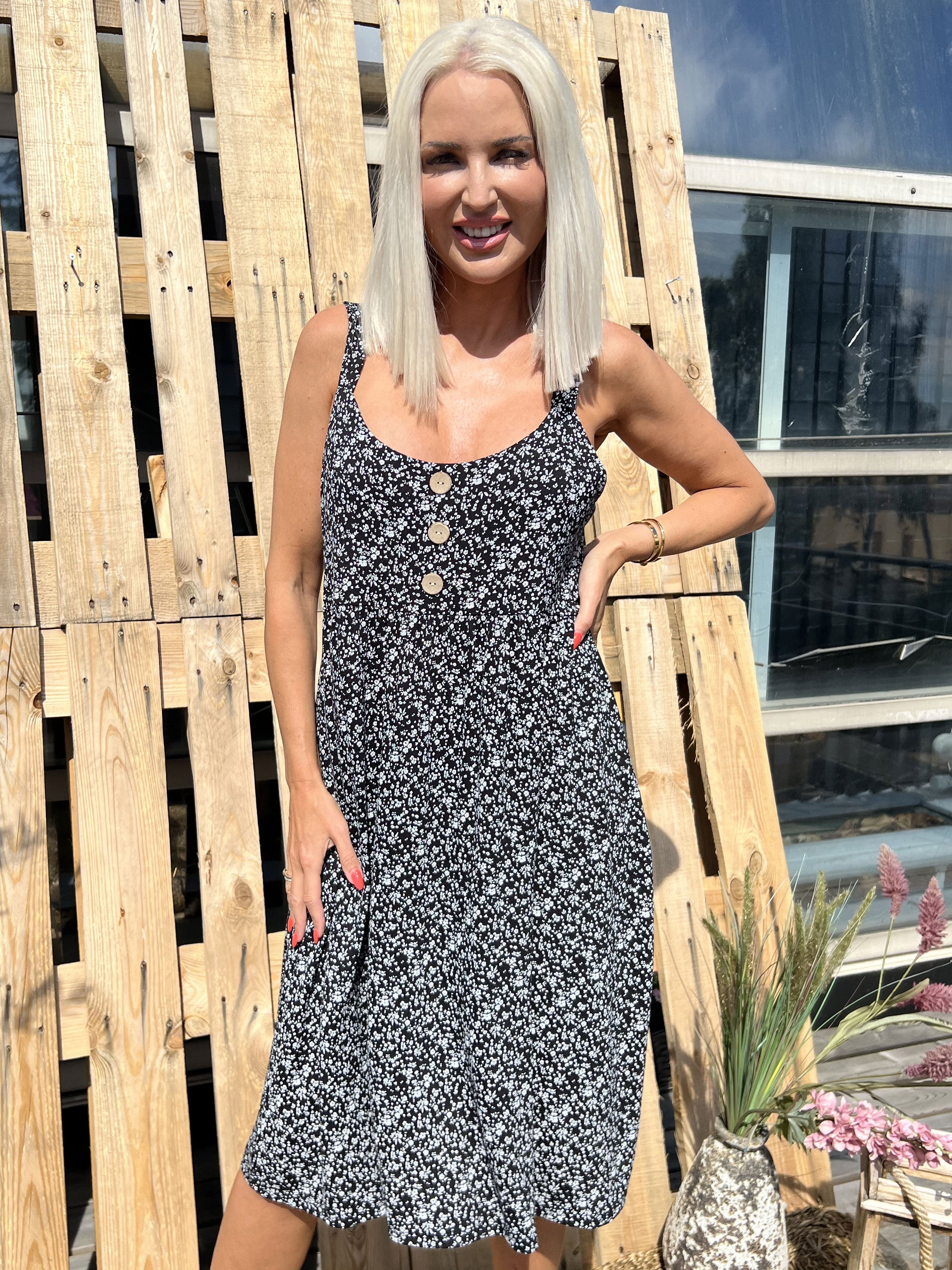 Mai - Klänning med vitt mönster och träknappar