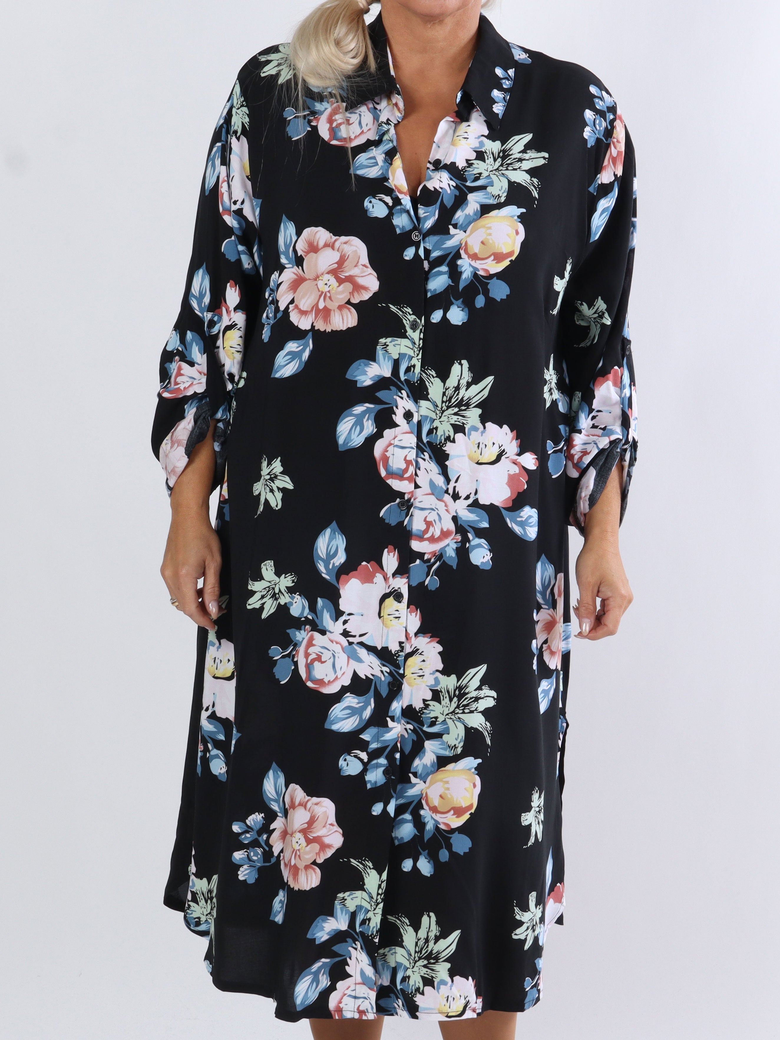 Maida - Svart plus size skjortklänning med blommor