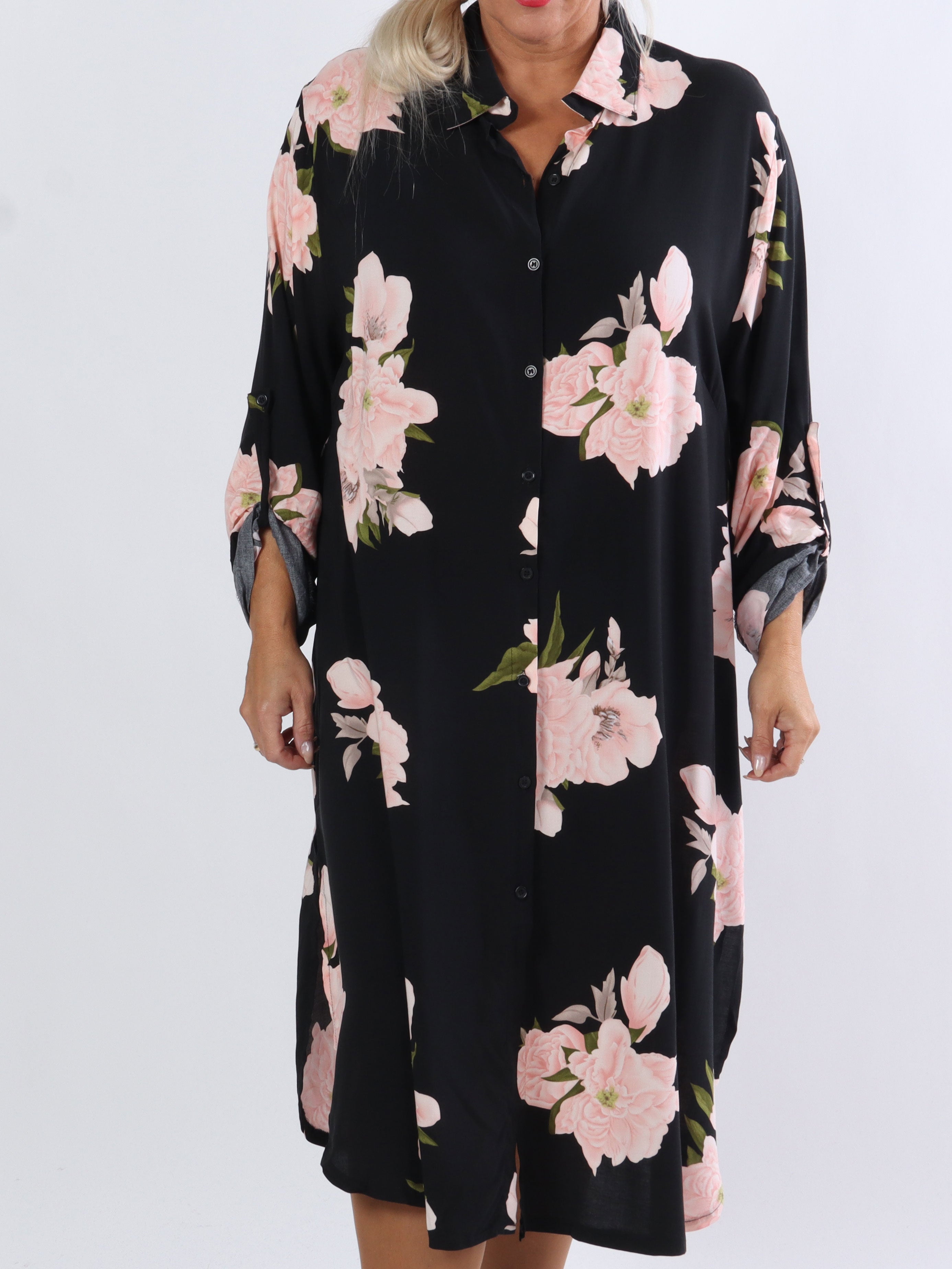 Maida - Svart plus size skjortklänning med blommor