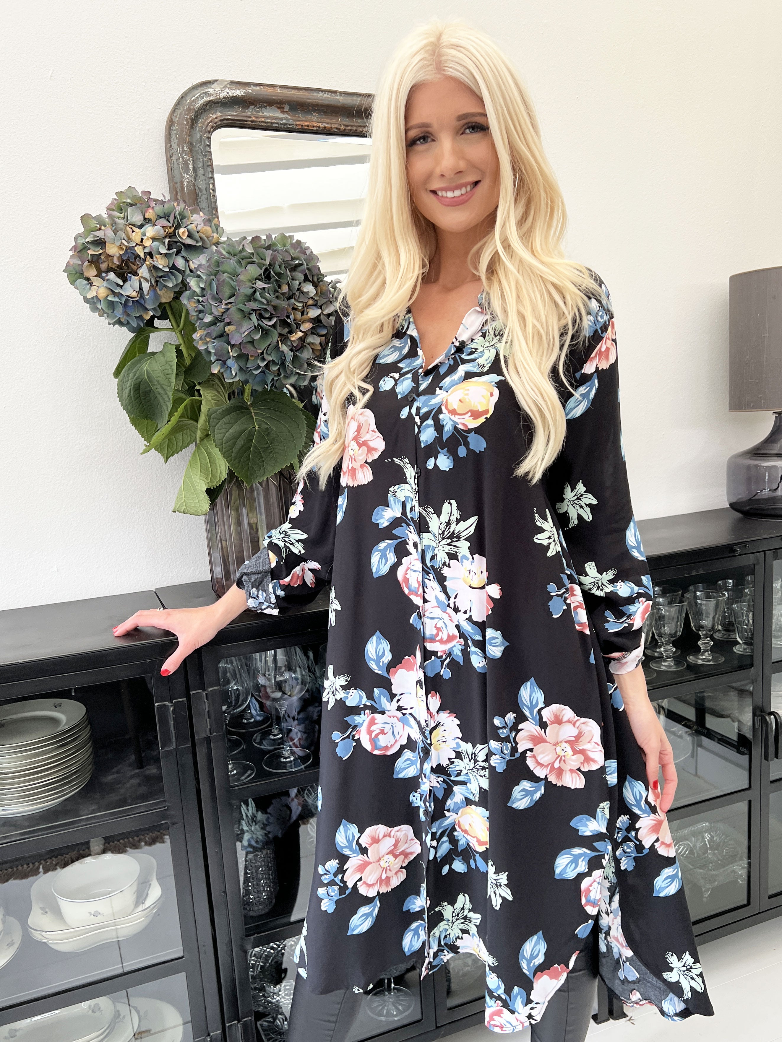 Maida - Svart skjortklänning med blommönster - Rose