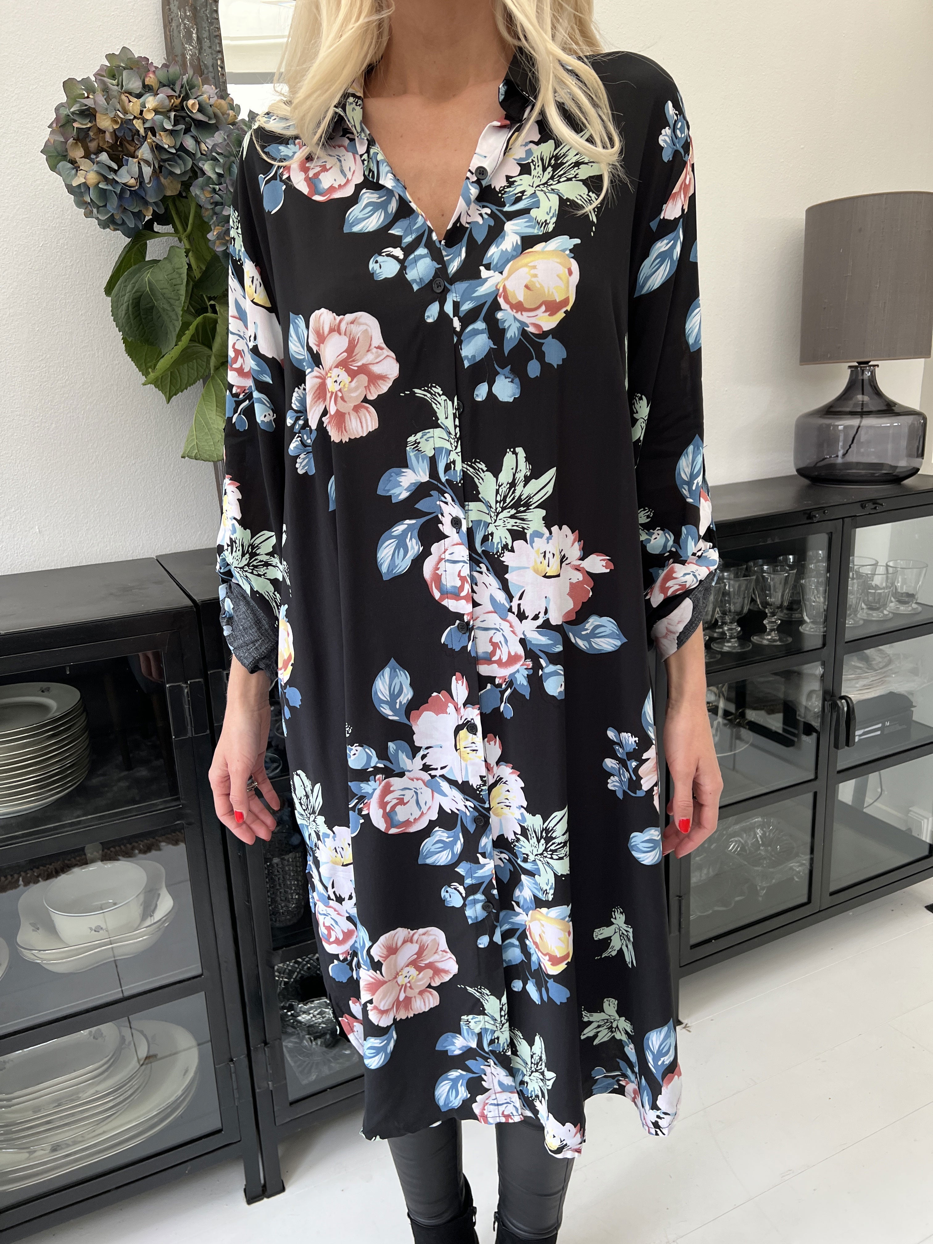 Maida - Svart skjortklänning med blommönster - Multi