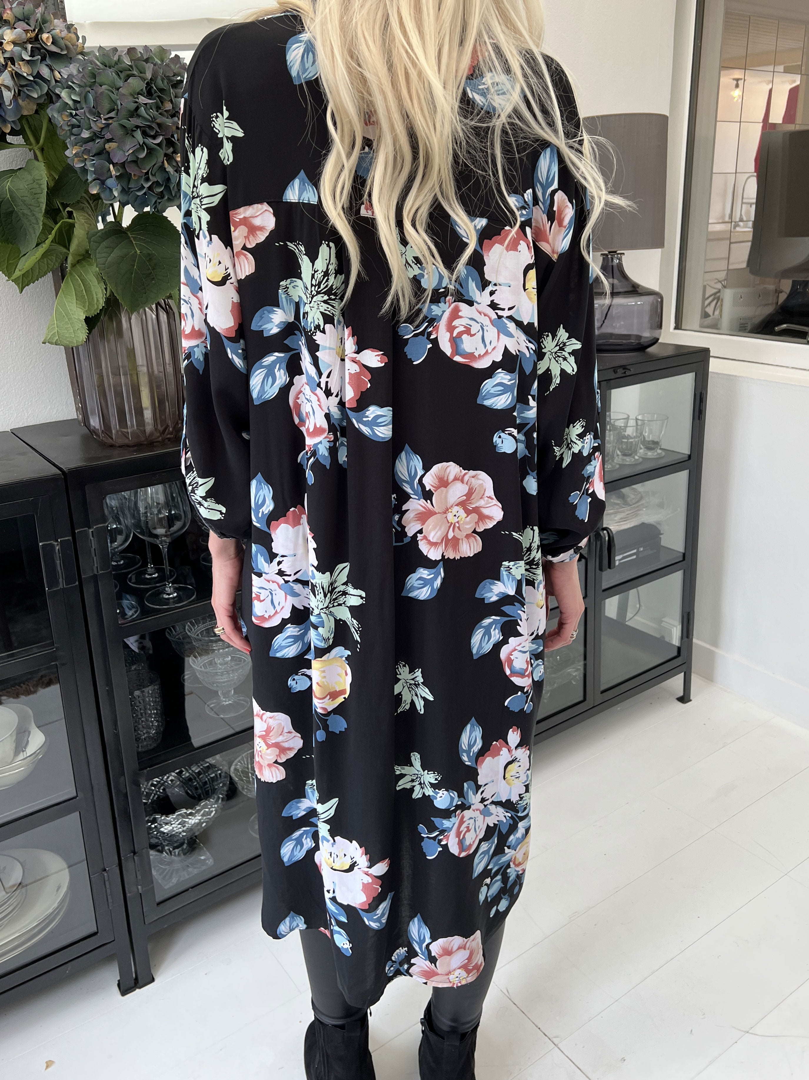 Maida - Svart skjortklänning med blommönster