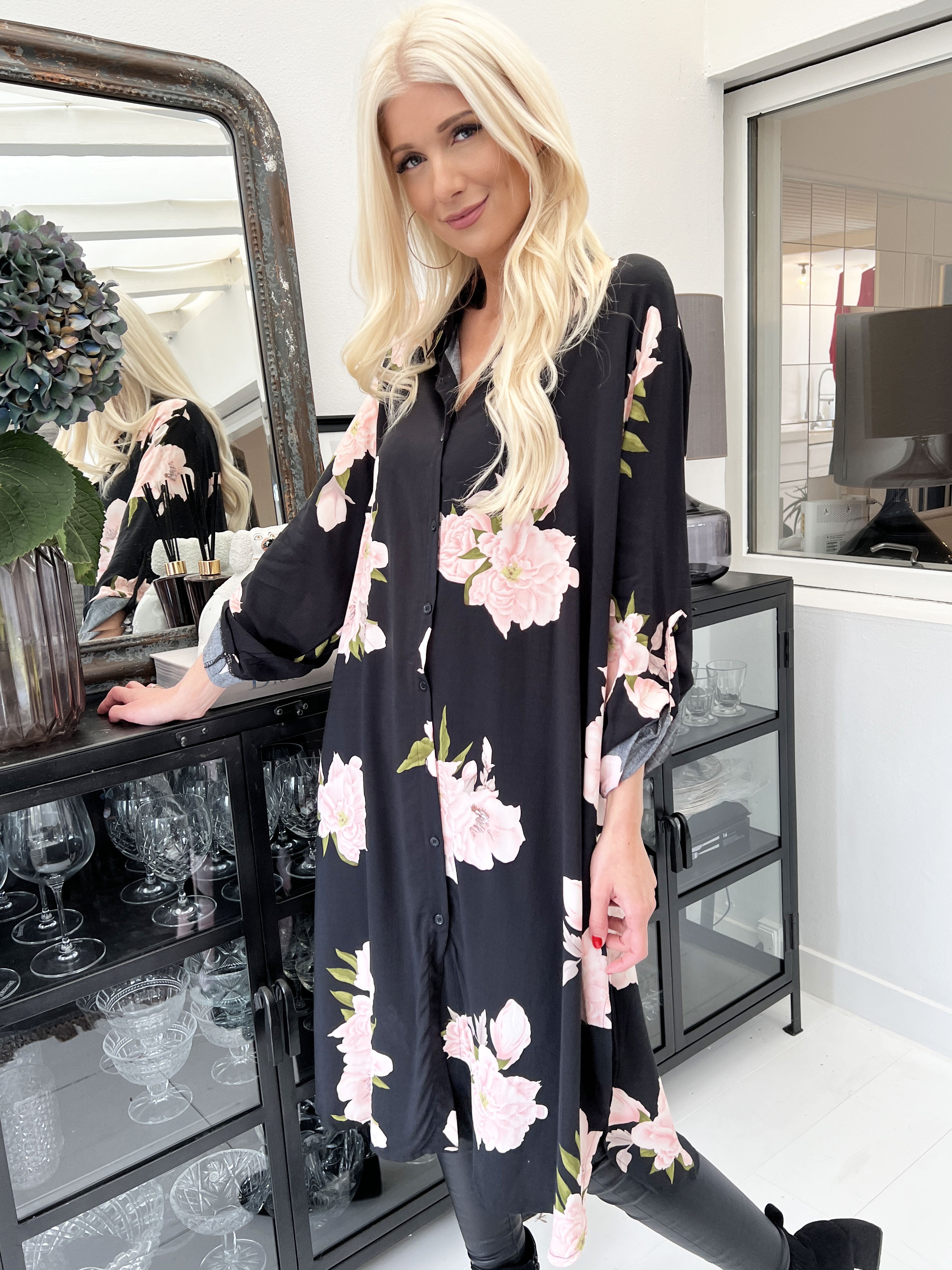 Maida - Svart skjortklänning med blommönster