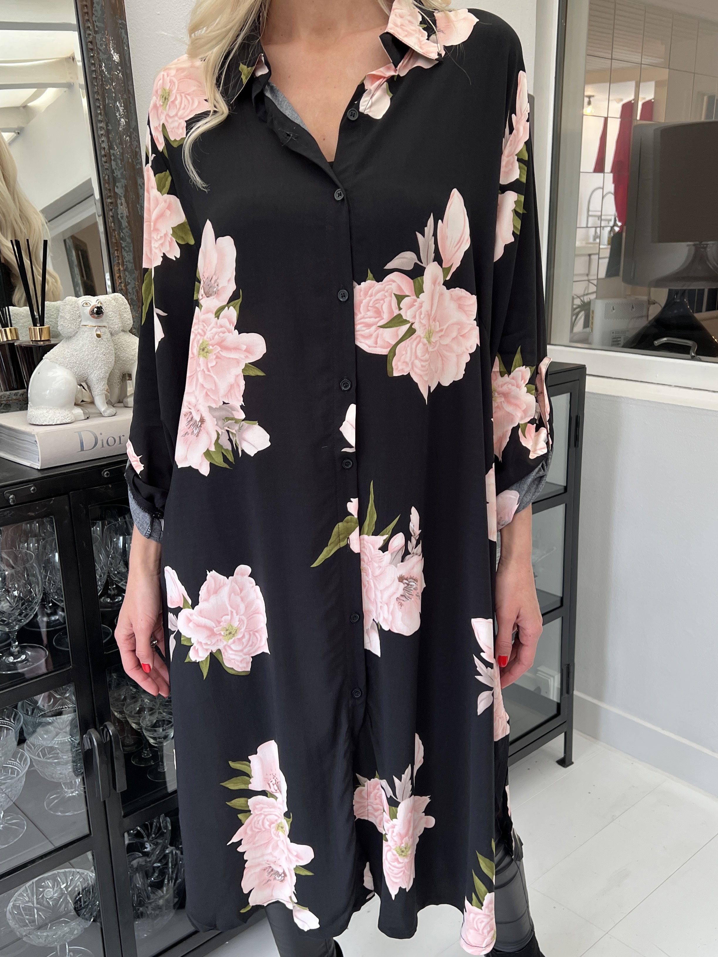 Maida - Svart skjortklänning med blommönster