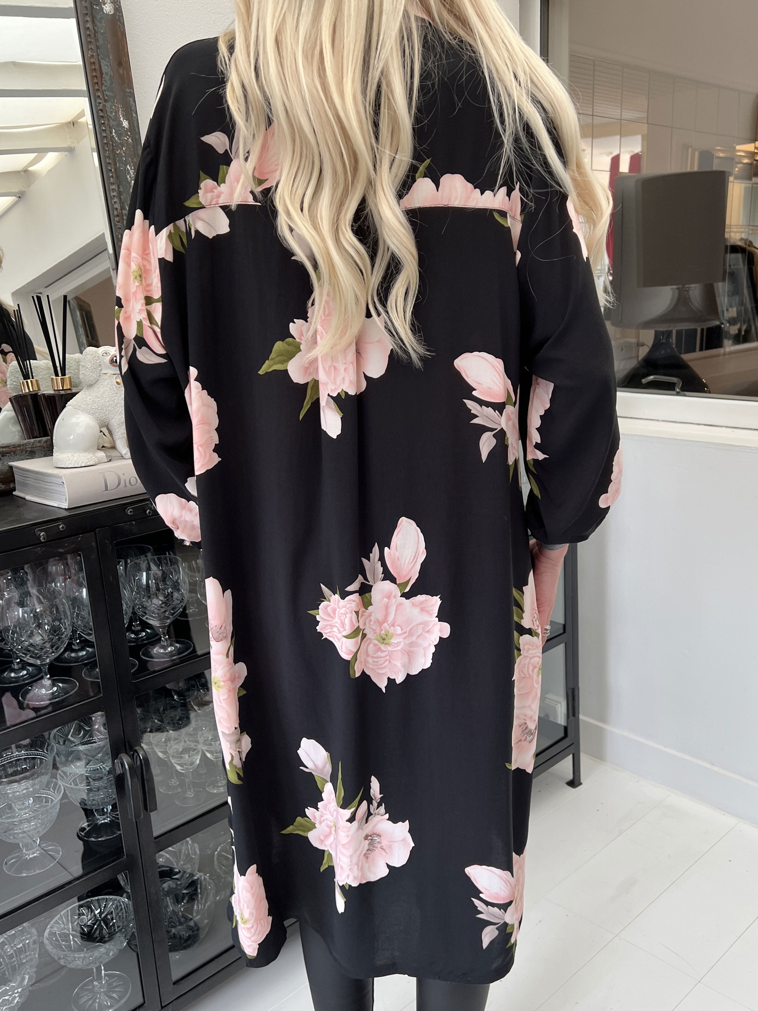 Maida - Svart skjortklänning med blommönster