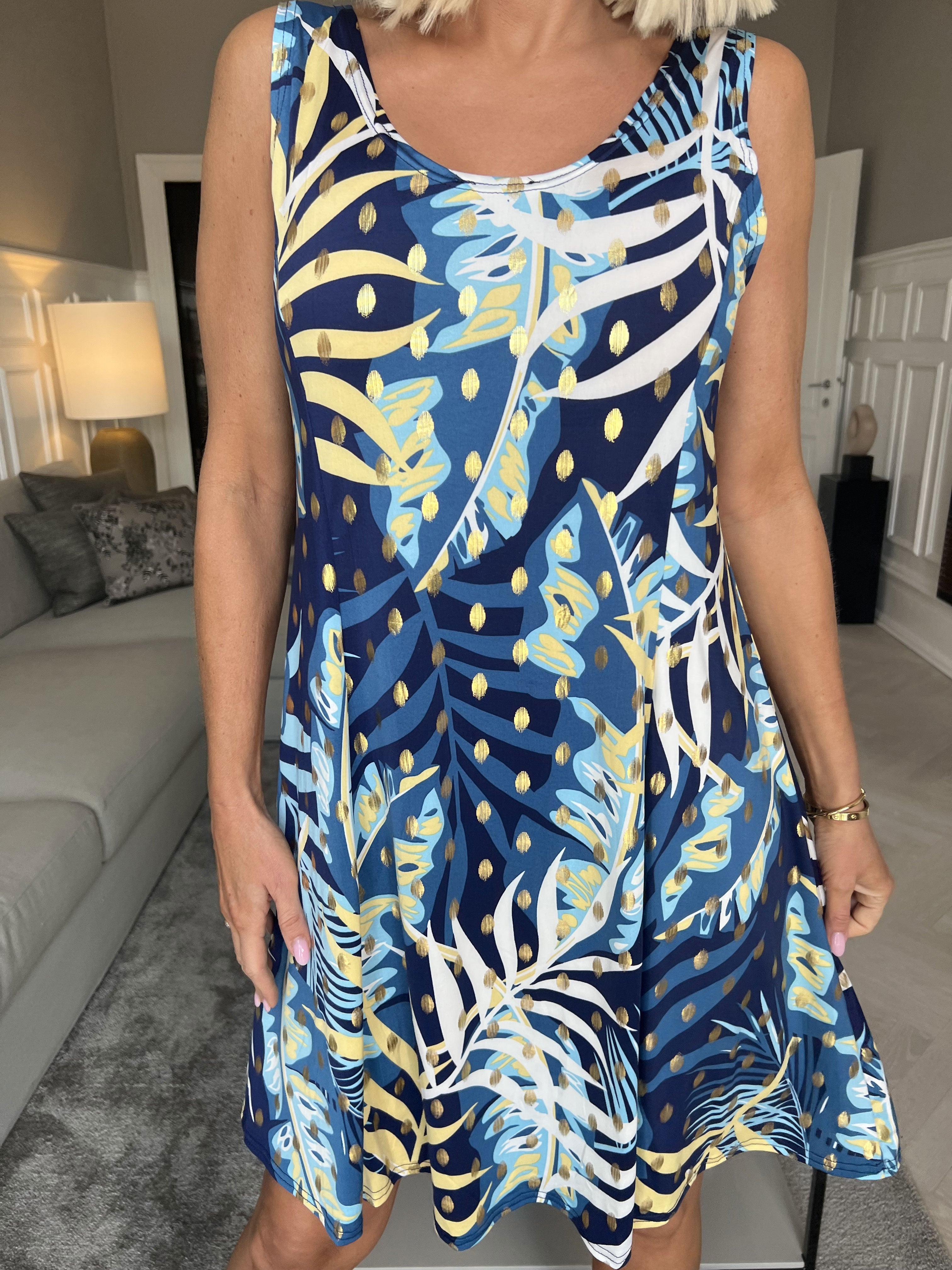 Maj - Söt stretchig sommarklänning med guldfläckar - Blue