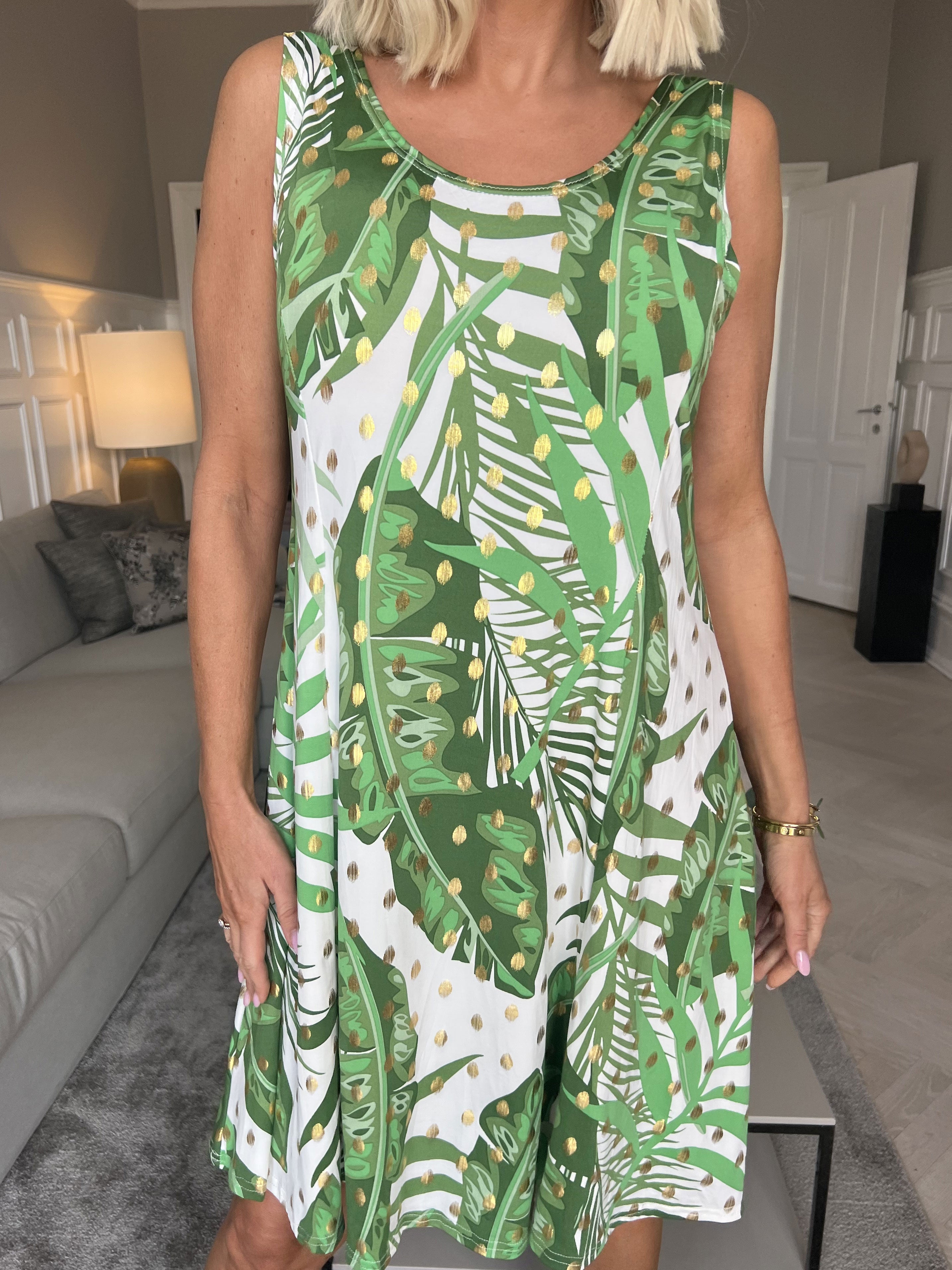 Maj - Söt stretchig sommarklänning med guldfläckar