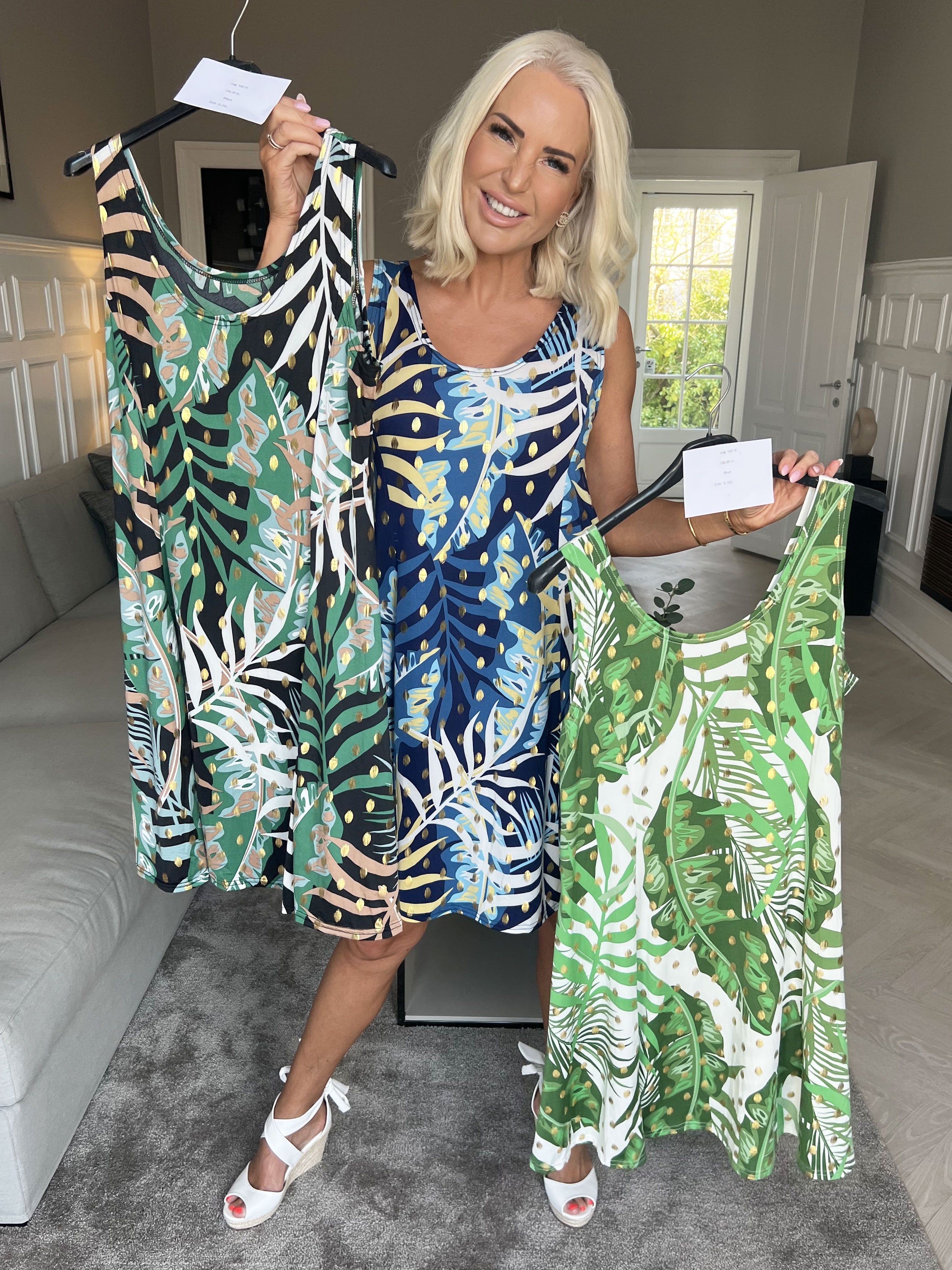 Maj - Söt stretchig sommarklänning med guldfläckar