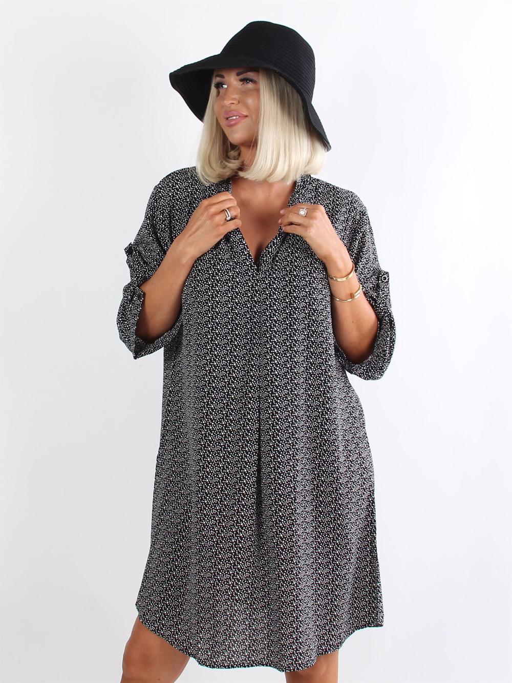 Makenna - Svart tunikaklänning med vita prickar och v-ringning