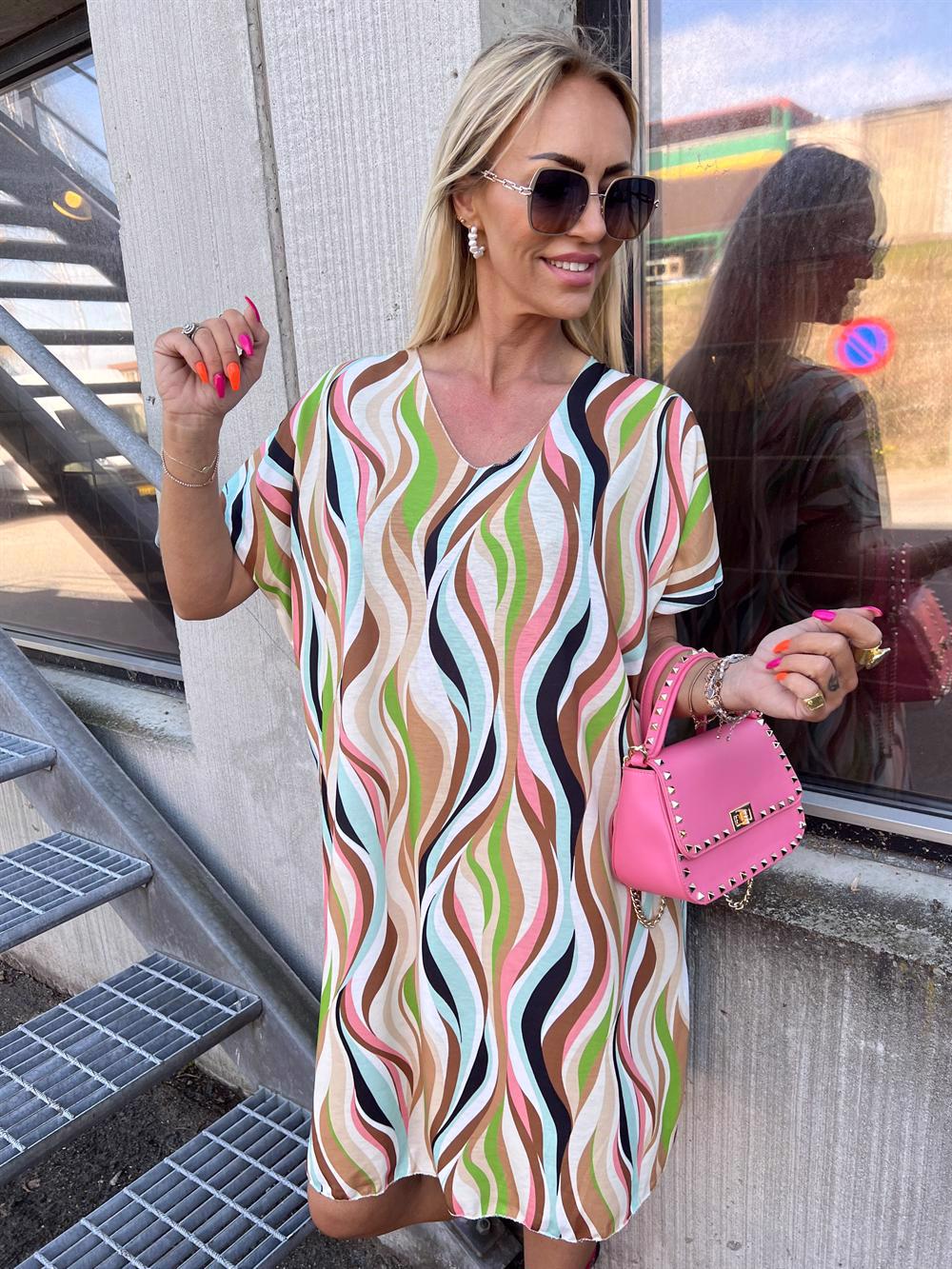 Mali Pattern - Mångfärgad mönstrad t-shirt klänning