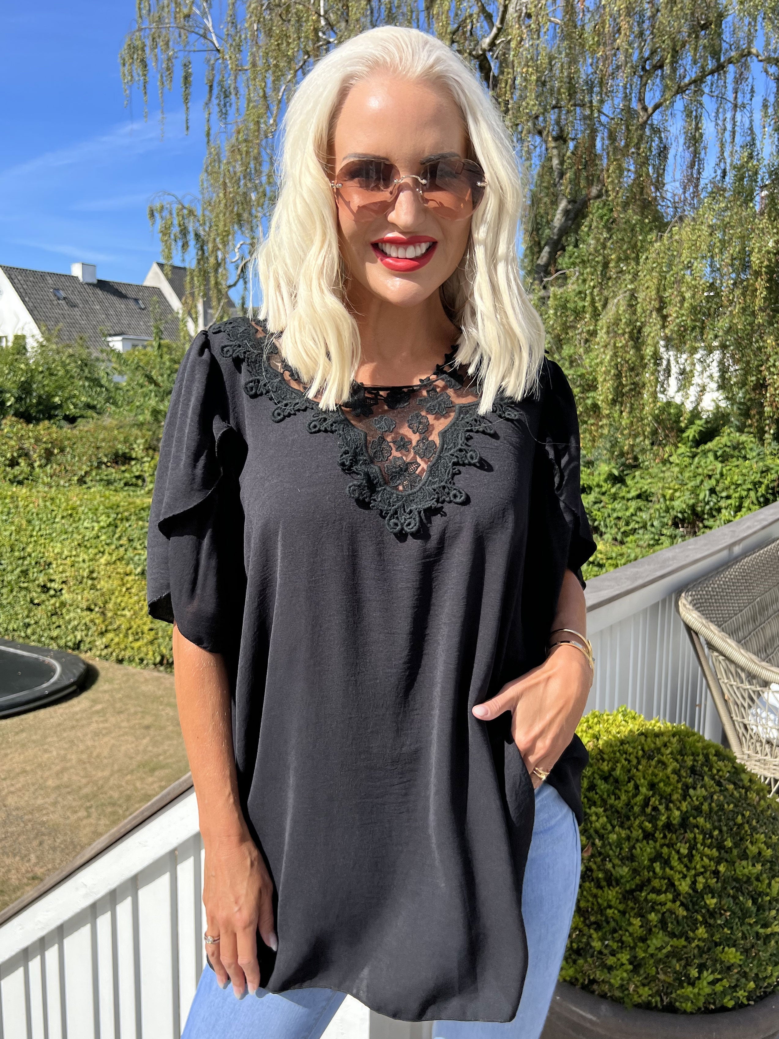 Malle - Söt tunika med spets - Black