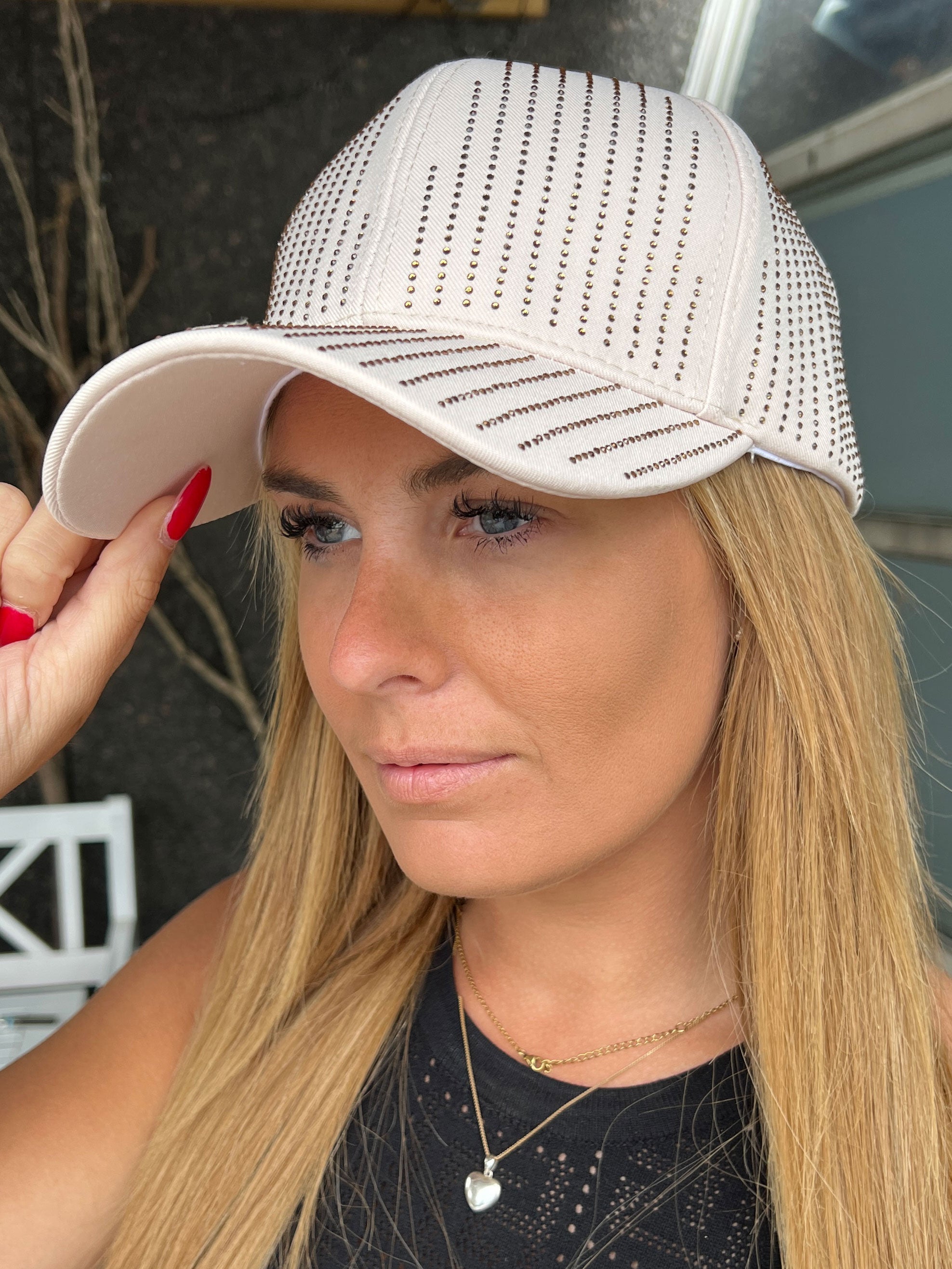 Mallie - Enfärgad keps med dekor i fuskpäls - Black