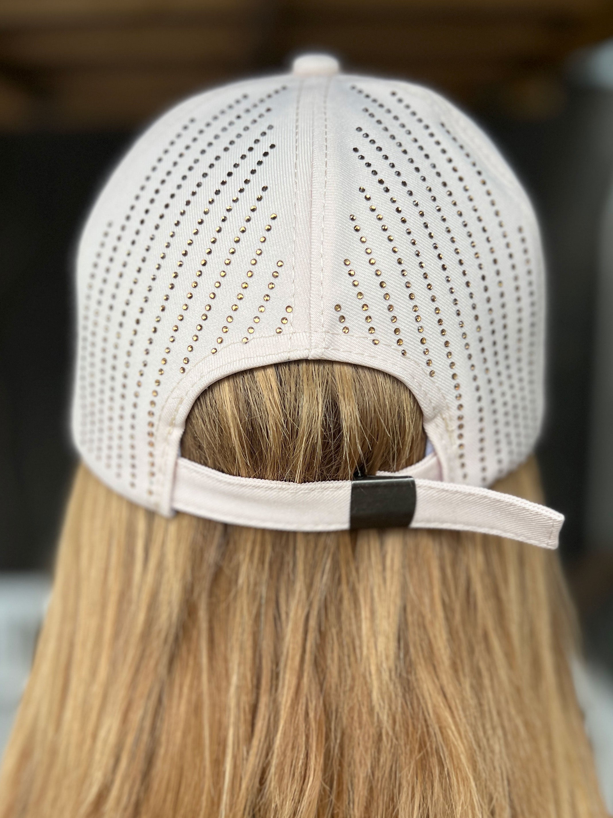 Mallie - Enfärgad keps med dekor i fuskpäls - Beige