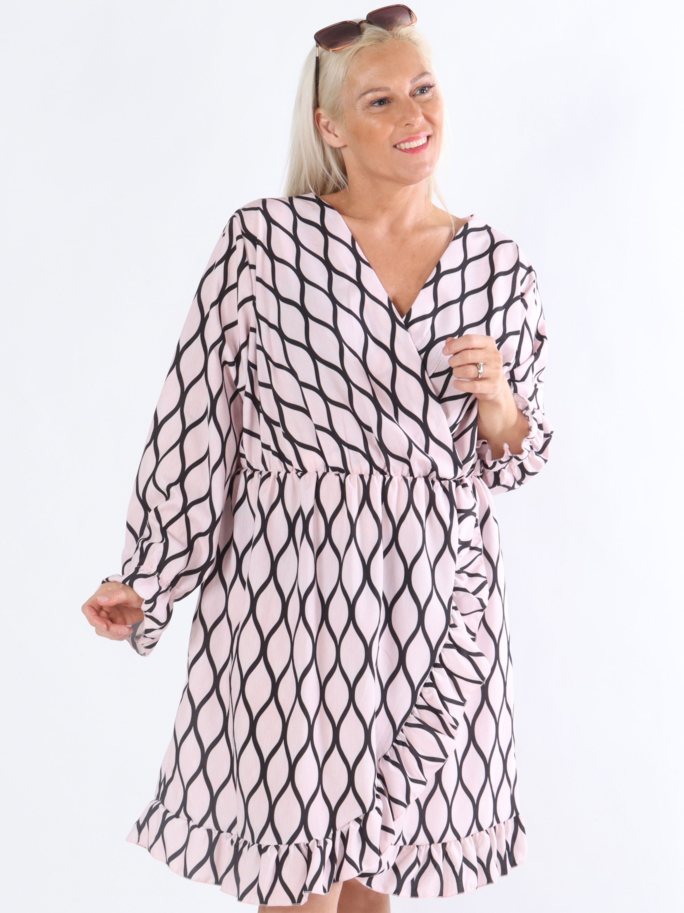 Malou - Beigefarvet kjole i slå-om look med mønster