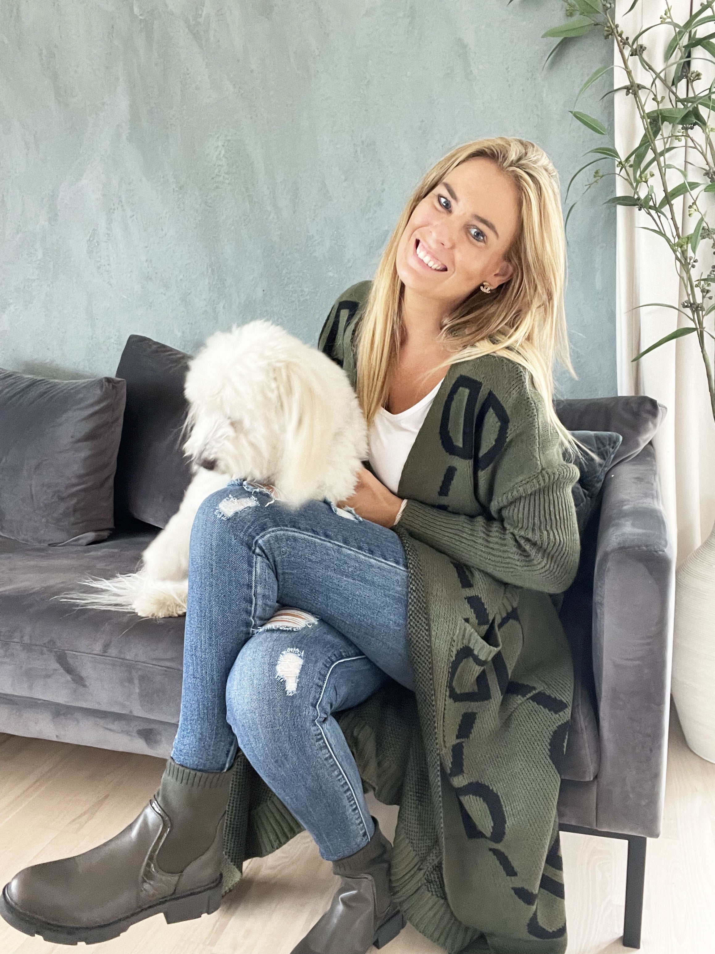 Mandy - Plus size stickad kofta med text och mönster