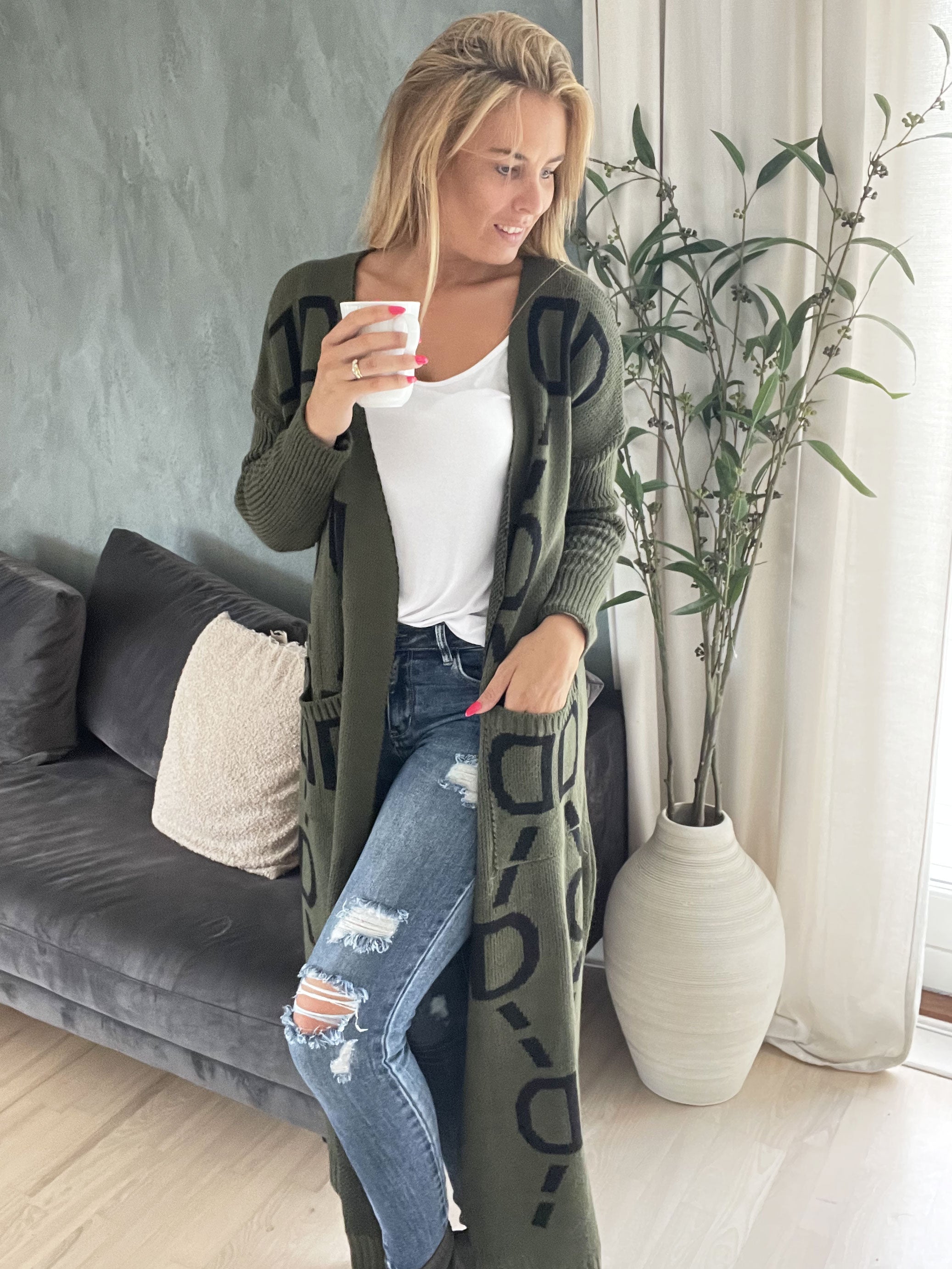 Mandy - Plus size stickad kofta med text och mönster