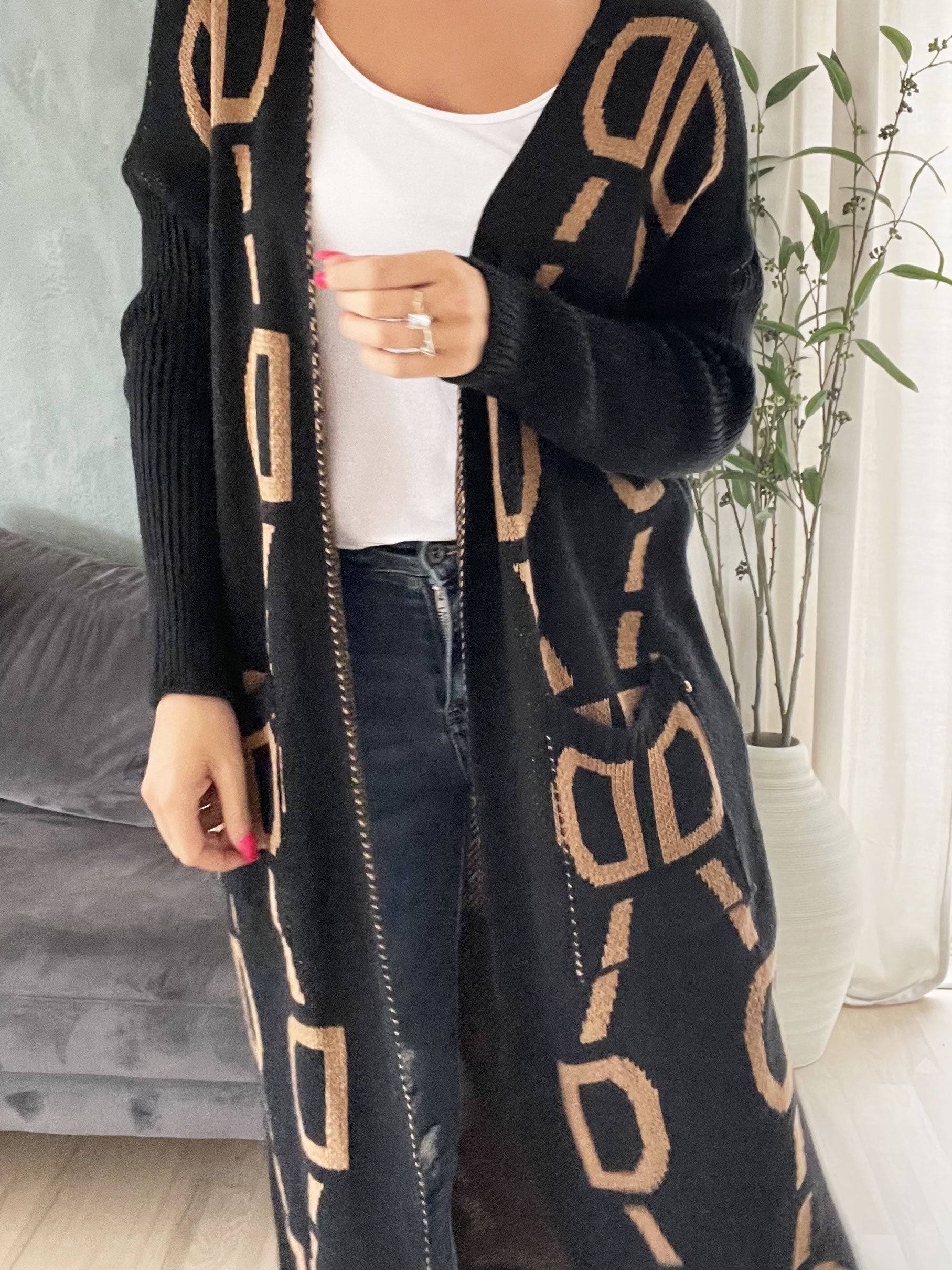 Mandy - Plus size stickad kofta med text och mönster