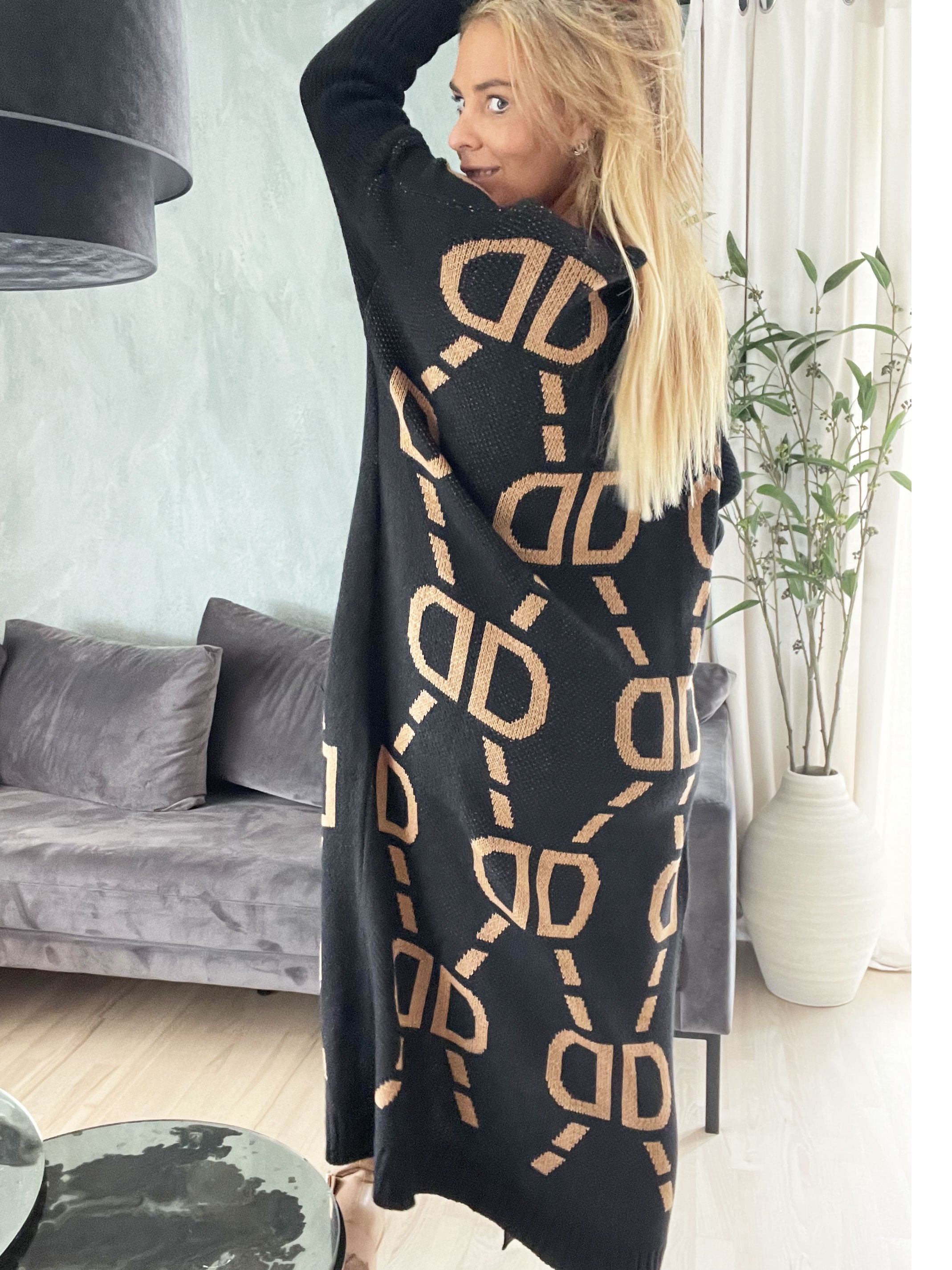 Mandy - Plus size stickad kofta med text och mönster