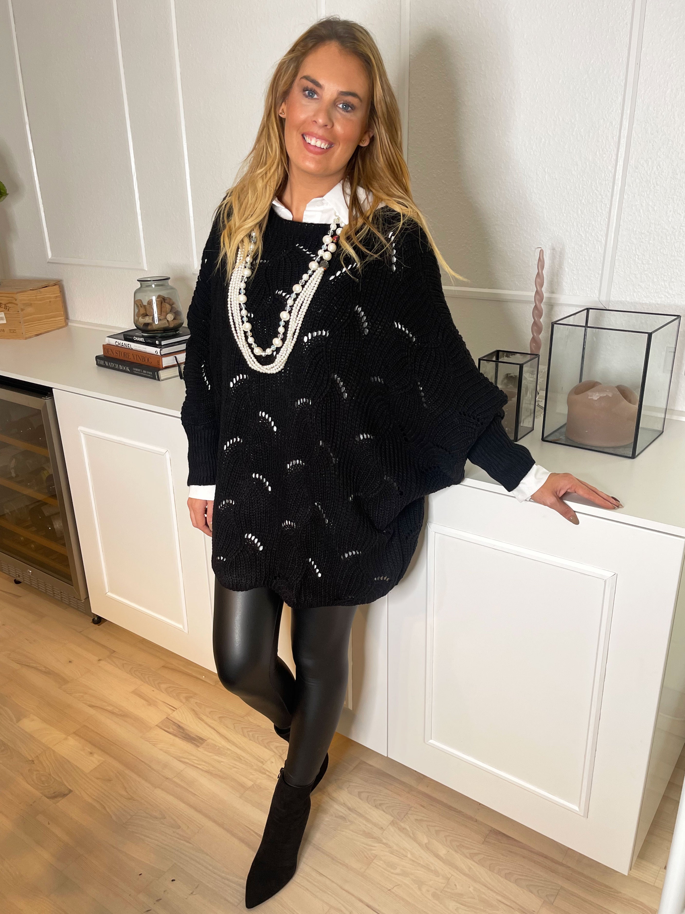 Manja - Stickad blus med hålmönster