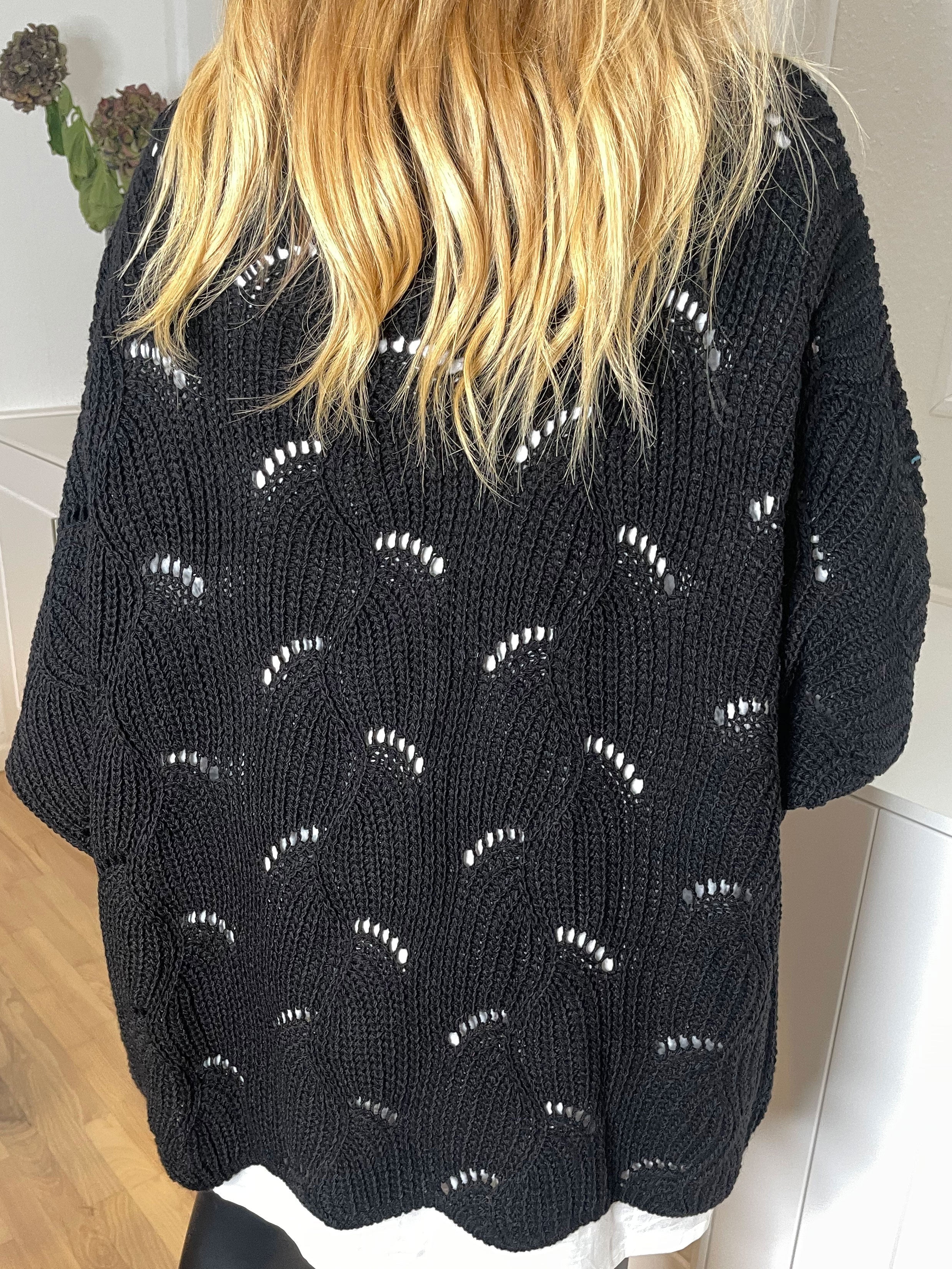 Manja - Stickad blus med hålmönster