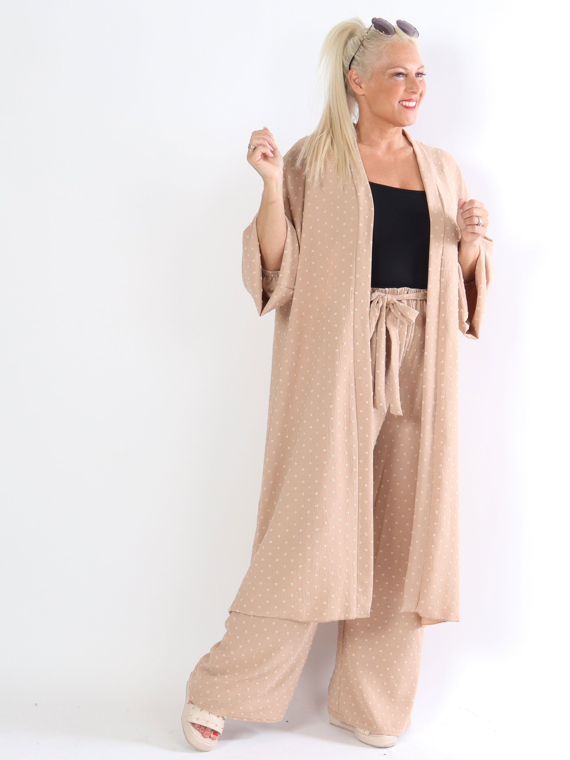 Marbella - Söt lätt plus size kofta med prickigt mönster - Beige