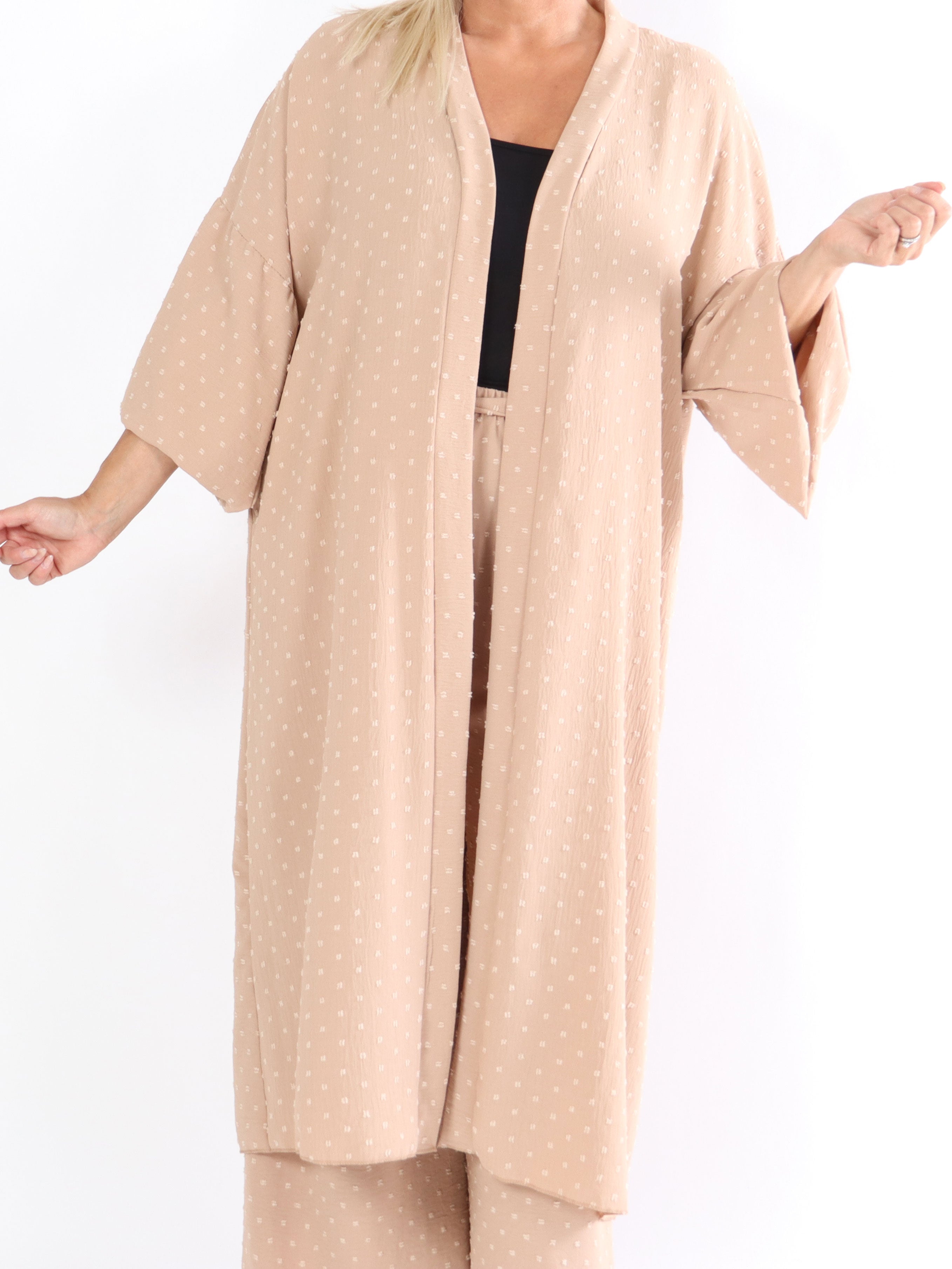 Marbella - Söt lätt plus size kofta med prickigt mönster - Black