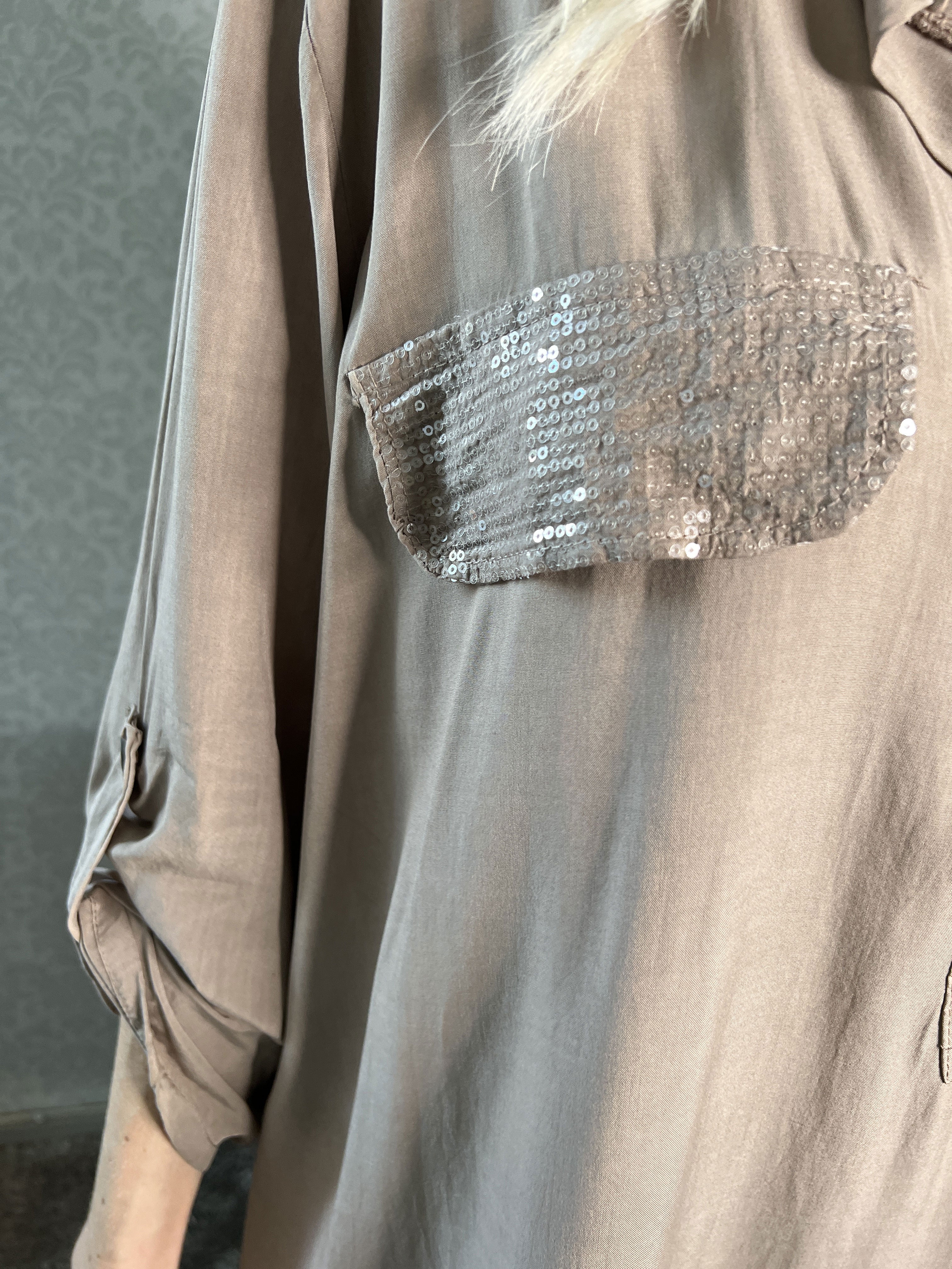 Marcelina - Fin skjorta med paljettfickor