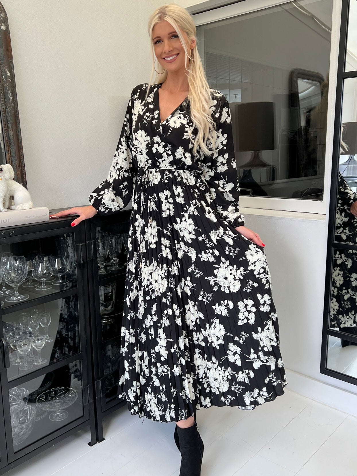 Marcella - Lång plus size klänning med veckad kjol