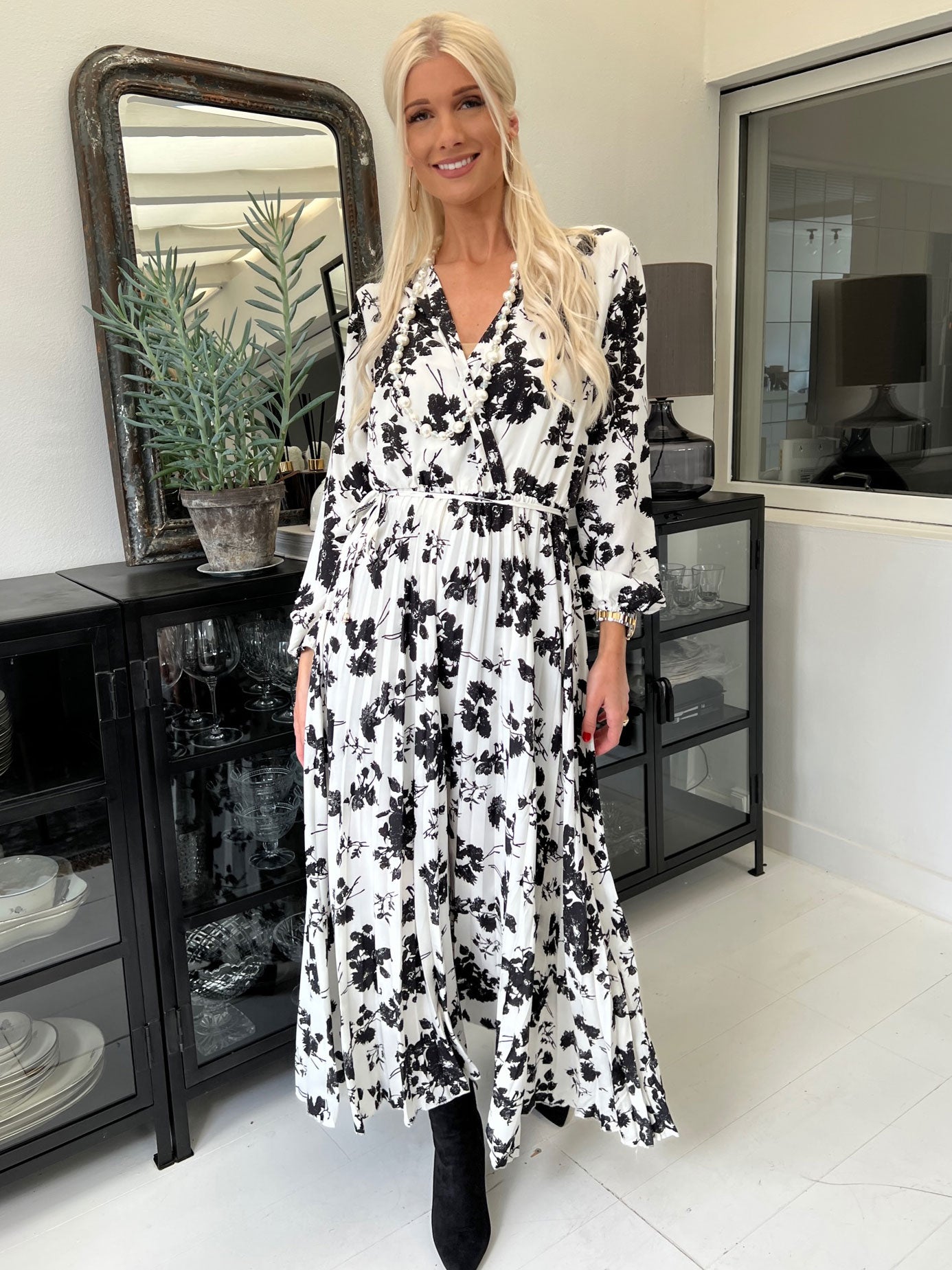 Marcella - Lång plus size klänning med veckad kjol