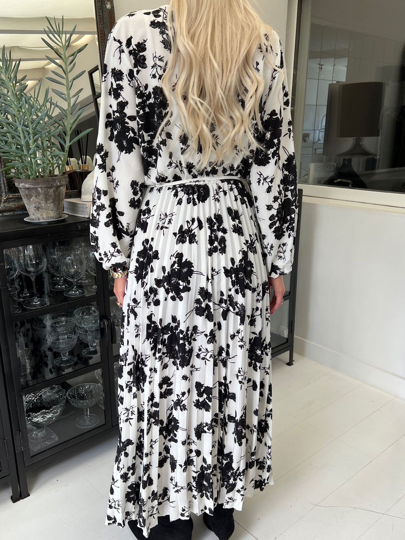 Marcella - Lång plus size klänning med veckad kjol