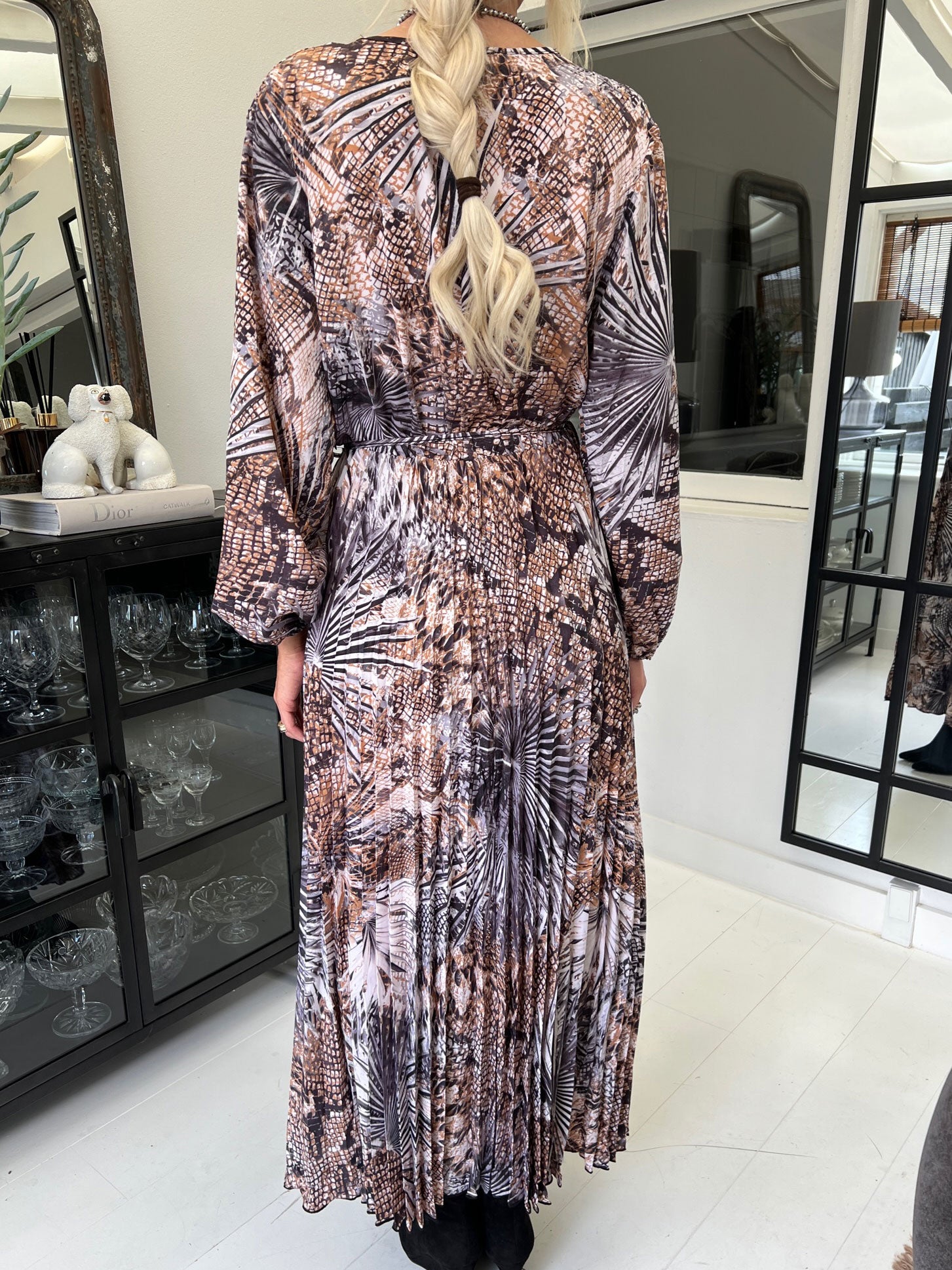 Marcella - Lång plus size klänning med veckad kjol