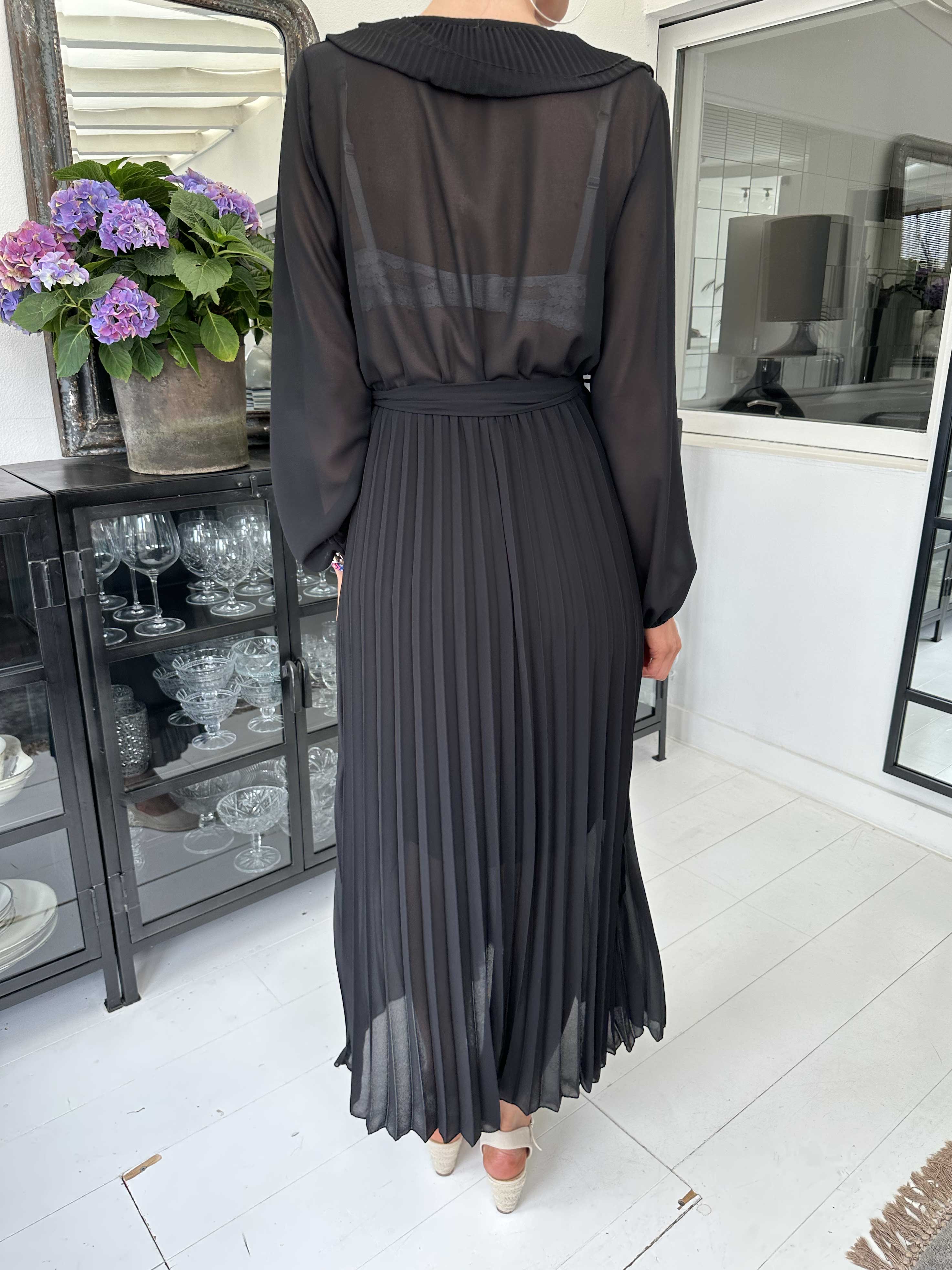 Marianna - Lång sommarklänning i chiffong med volangkant - Black