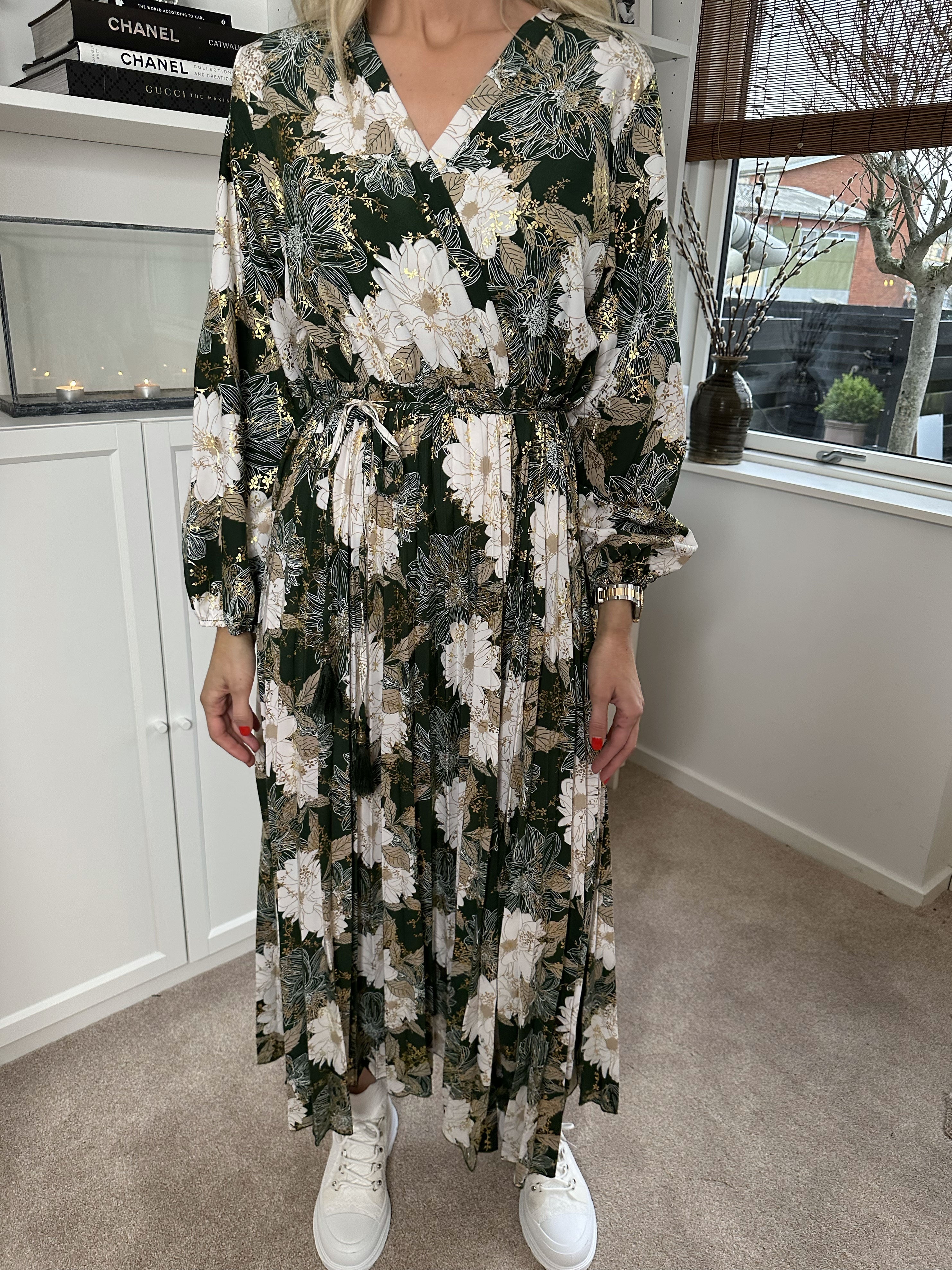 Marinella - Vacker lång klänning med blommönster