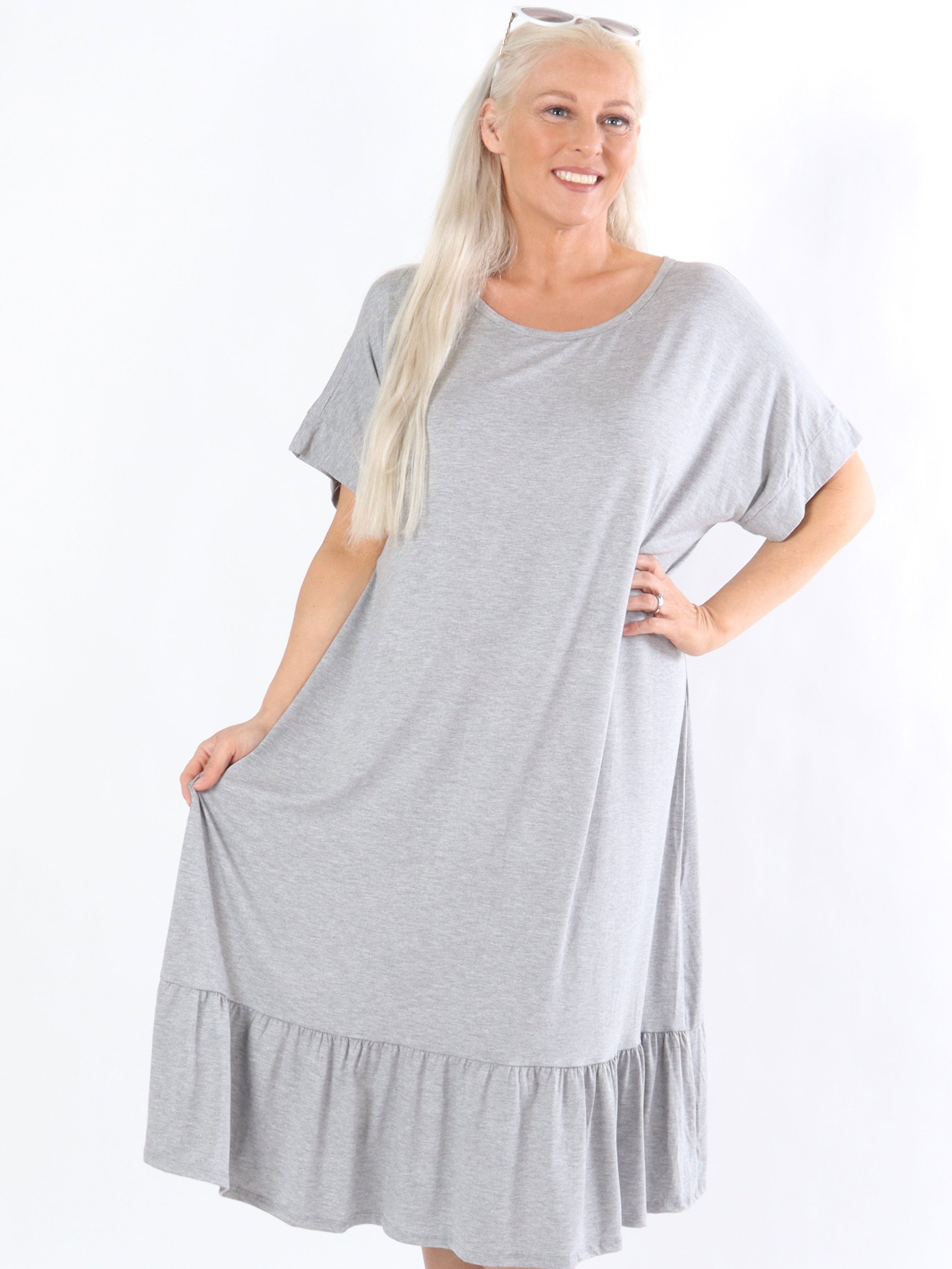 Marisol - Armégrön jerseyklänning med liten volangkant