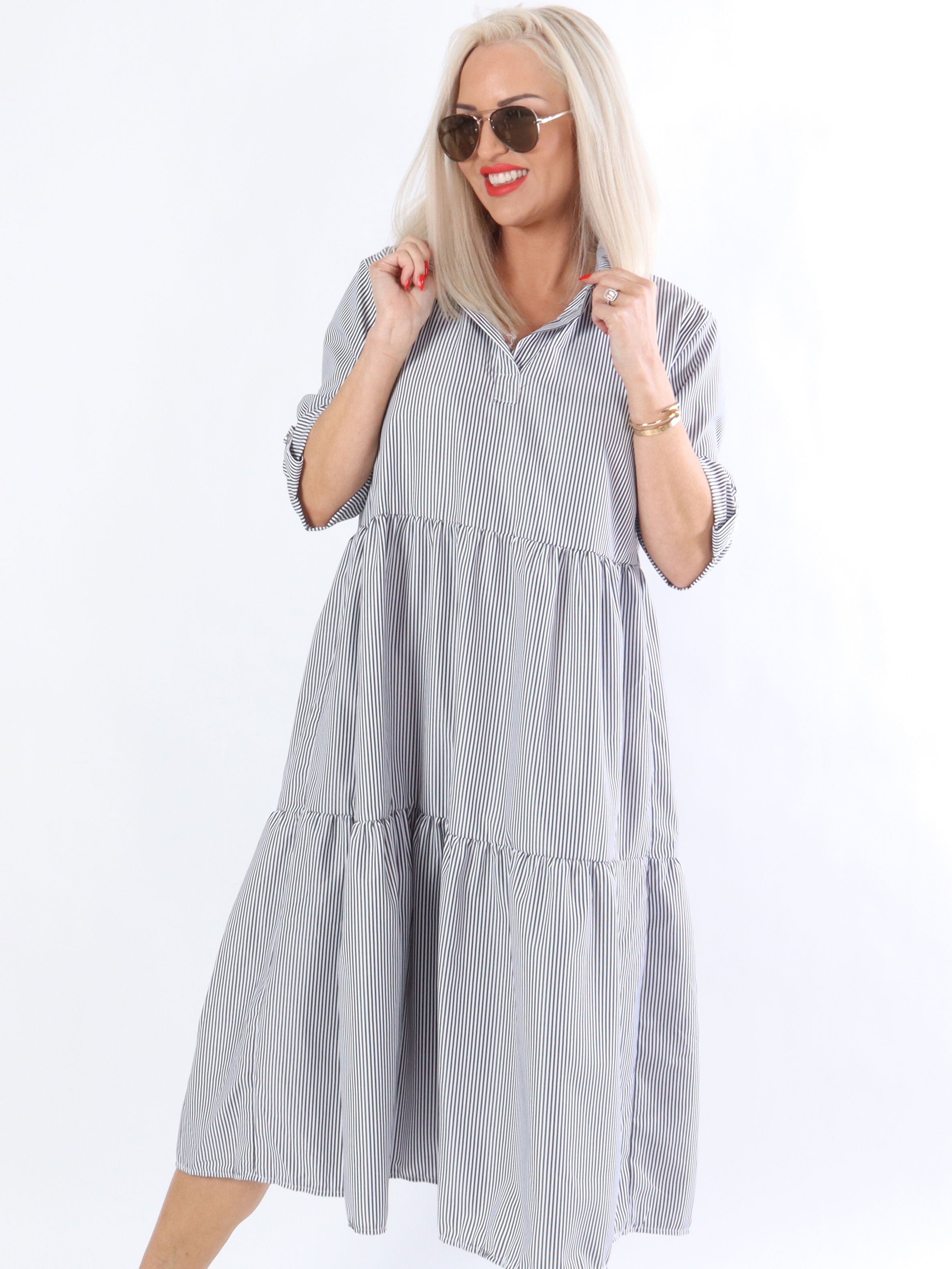 Marla - Svart och vit randig klänning i lager på lager-look