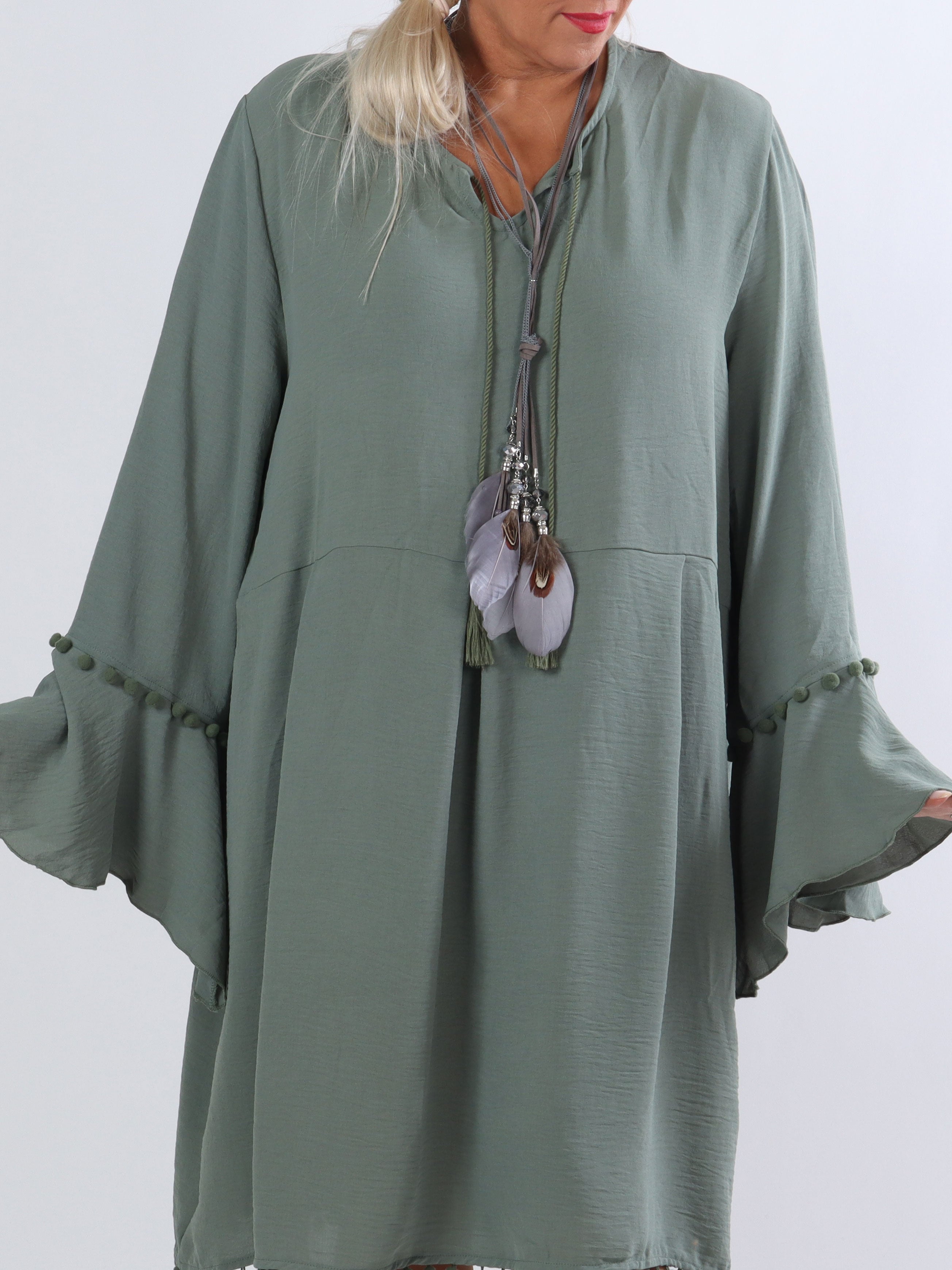 Matilda - Fin klänning i stora storlekar med pompoms