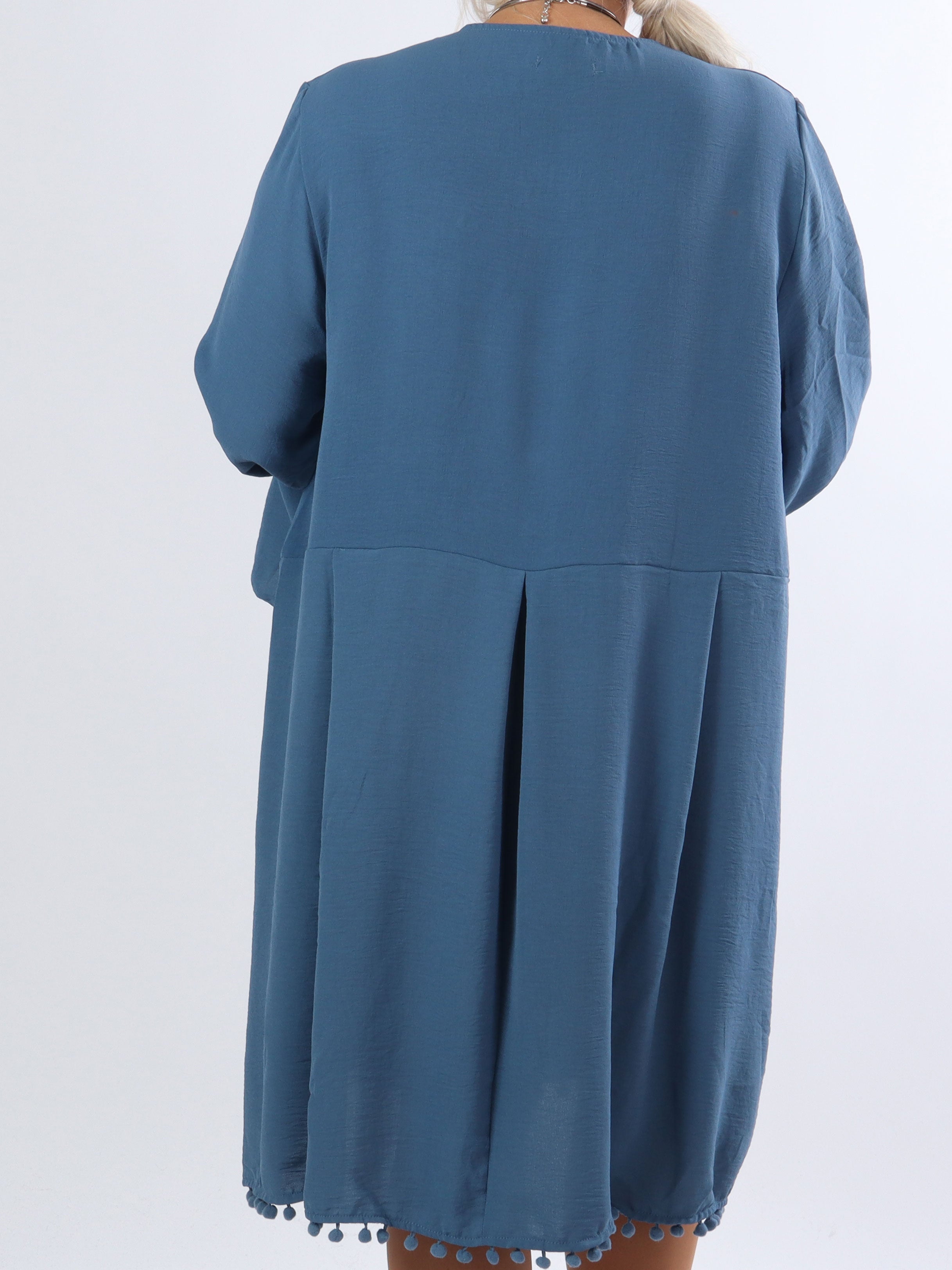 Matilda - Fin klänning i stora storlekar med pompoms