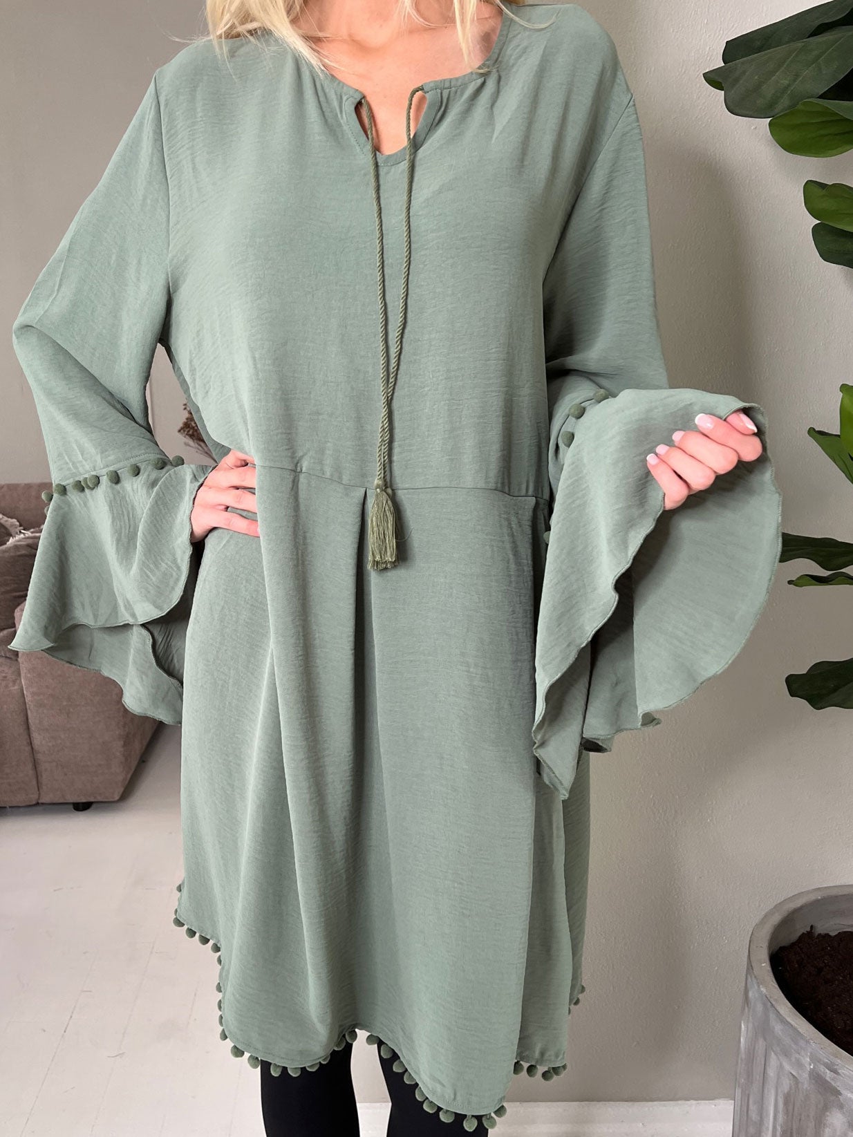 Matilda - Söt klänning med små pompoms