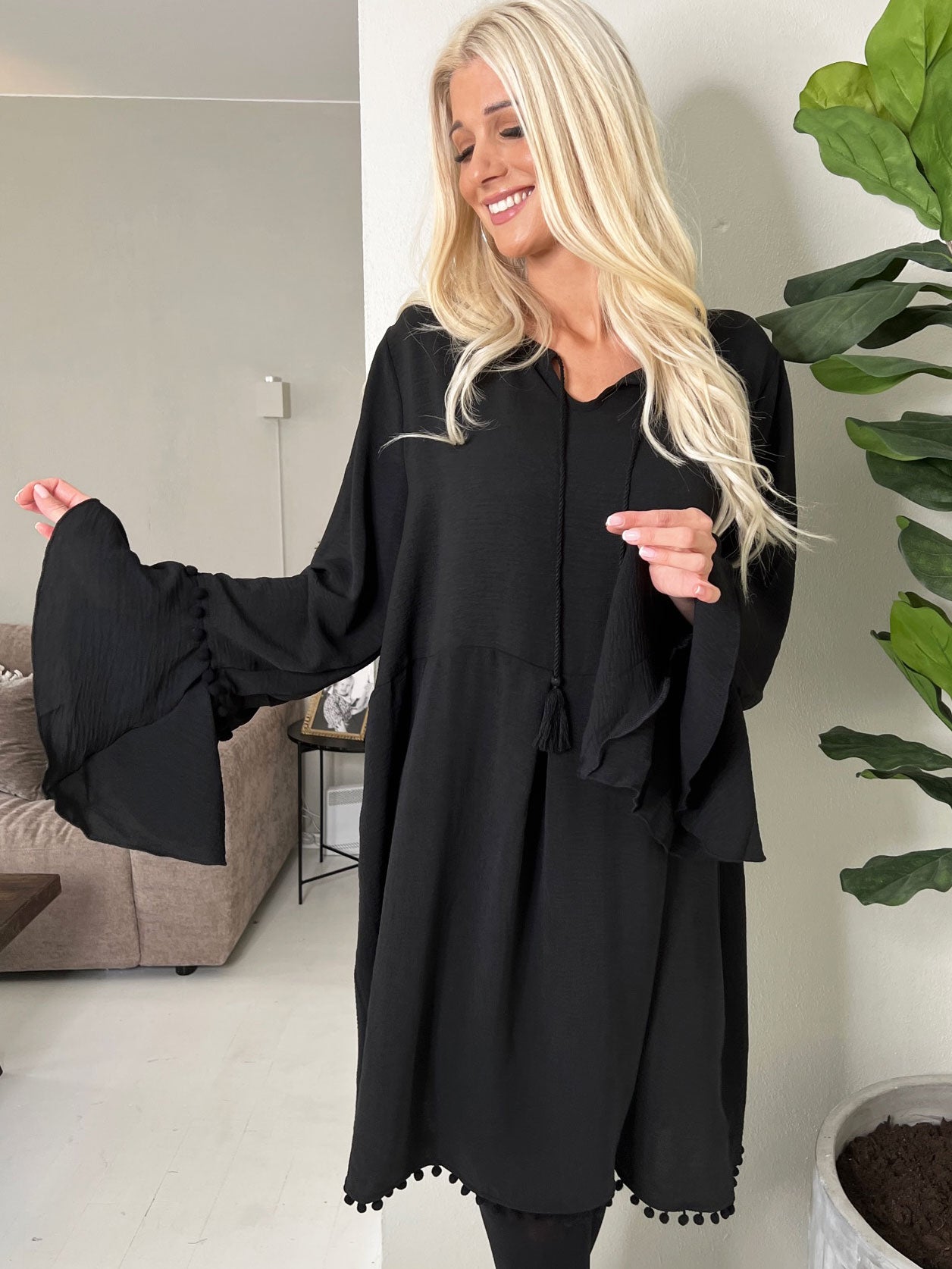 Matilda - Söt klänning med små pompoms