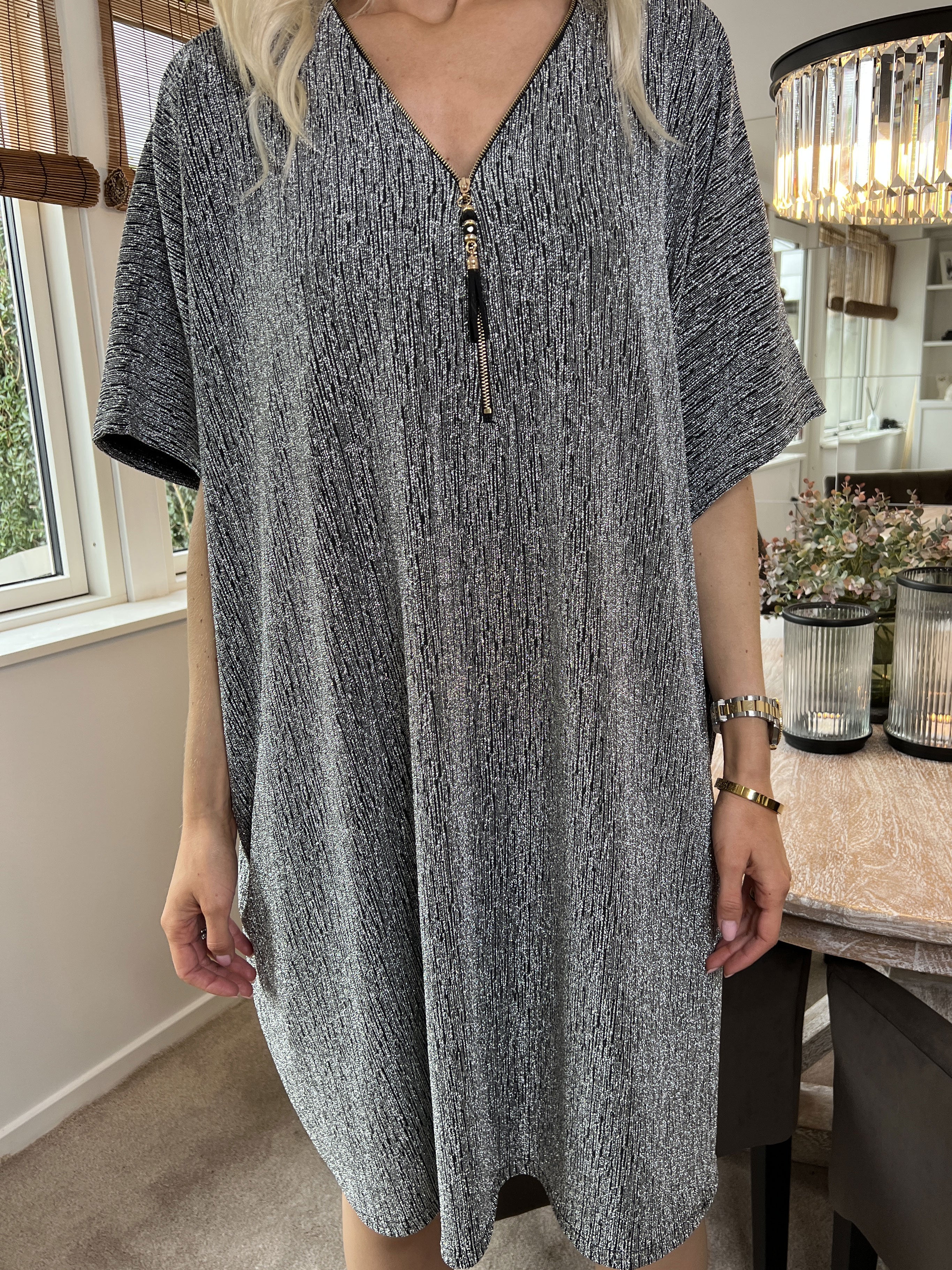 Mayte - Fin glitterklänning med blixtlås