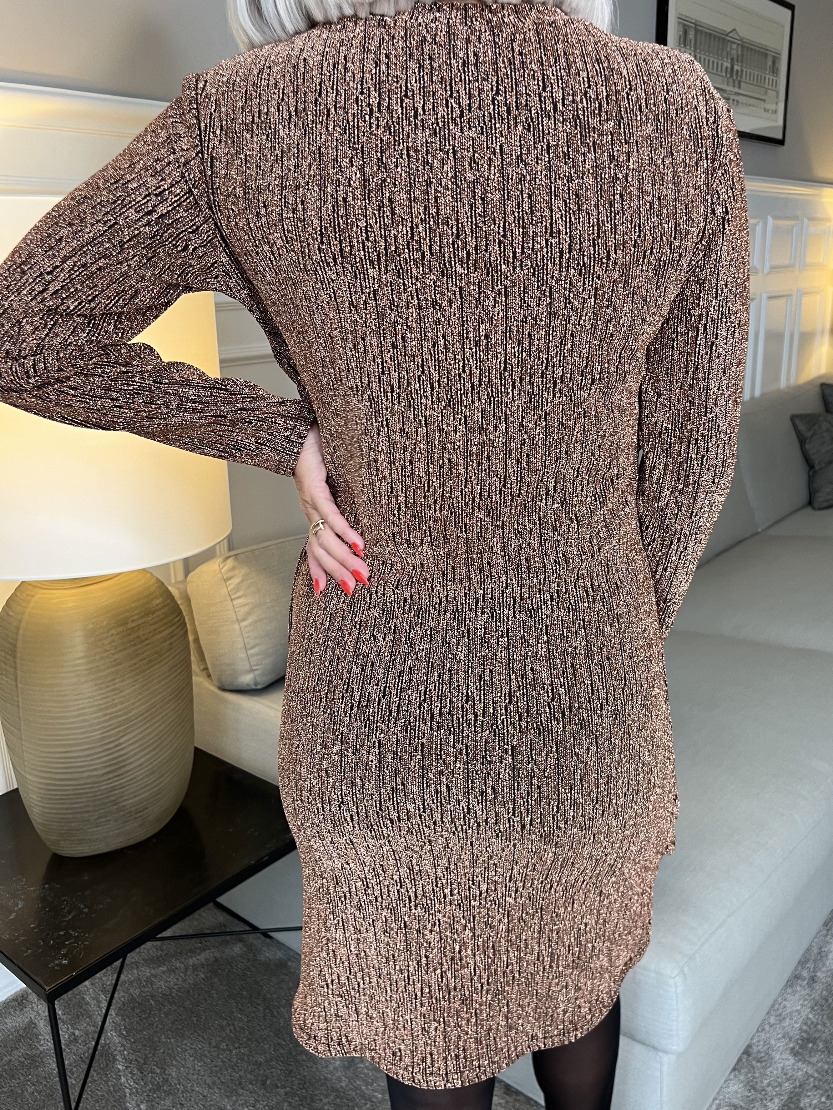 Mercedes - Vacker mica-klänning med omlott - silver